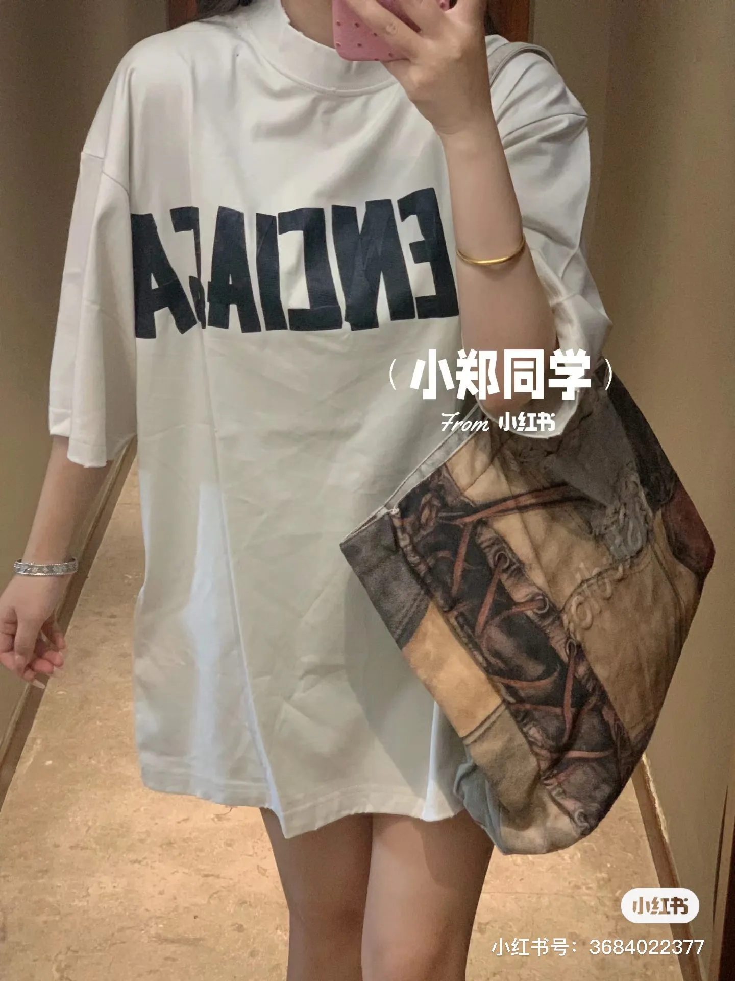 ♻️💯Upper body reference model picture❤️【New arrival】Top version - BALENCIAGA - Masking tape short-sleeved T-shirt. The original development of custom-woven fabric technology and washing treatment. High-gram weight 300g fabric, full texture, clean cloth surface, soft and comfortable. Solona thread custom-dyed without color difference. The fabric is made of 16s single yarn combed cotton plain weave. The original is custom-dyed in gray and black, and the front panel is printed using an elliptical machine screen + digital direct inkjet integrated machine. Imported environmentally friendly glue + transparent slurry is used as a base and the digital slurry is scraped twice. The color is printed using digital direct inkjet printing. According to the original refined artwork, the color is deepened at the connection position of the letters. The overall visual effect is like a hand-made decal on textured paper. The back panel is printed with fluorescent ink, and all the blurred strokes are hand-painted at the connecting positions of the letters, making the letters more three-dimensional in the overall visual effect. The ready-made garments are manually frayed + cut to make holes, and softeners are added to sand-wash, stir-fry, make the color old and soft. os dropped shoulders, loose version, same style for men and women. Color: Reactive White Size: XS-L P:280