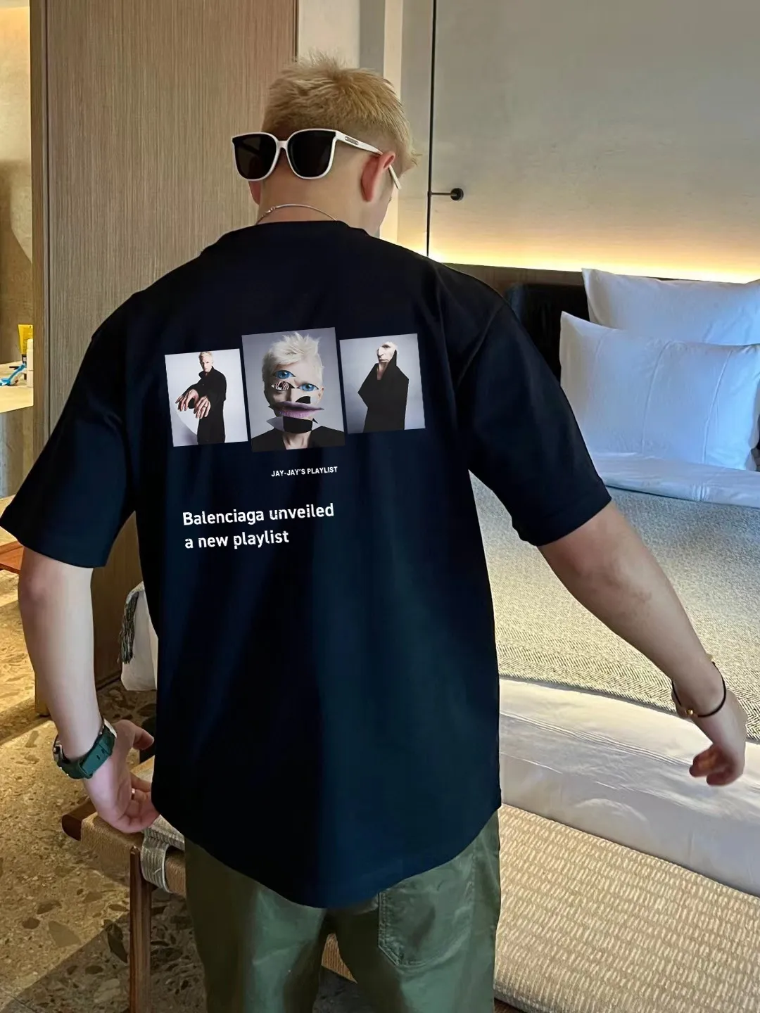 ♻️💯Upper body reference model picture❤️Top top version BALENCIAGA/Balenciaga 2024 SS front and rear white ink direct-printed musical note short-sleeved T-shirt ✅No. 1 quality in this market Real ceiling quality ✅All original development attention to detail pictures to avoid stolen pictures merchants mixed ✅Correct 260g custom-woven and dyed double yarn fabric Soft, breathable and comfortable ✅Imported Tajima embroidery machine 150,000 needle embroidery, full effect, three-dimensional and clear ✅Attention! The letter embroidery on the chest is hand-made and worn. The back of the garment is sewn with the car logo on the back collar. The original version is the same. The details are full and fixed-dyed threads. No color difference. No deformation. Overweight craftsmanship. Different market currencies. Here I will explain why mine is a little more expensive than others. 1. It seems to be a simple printing or embroidery. In fact, it is not simple at all. 10000% imported machine restoration. Not just lip service. Welcome to compare with peers. 2. Each model is produced by the company. The detailed workmanship and fabrics are consistent with the original product. Guaranteed no color difference from the counter. Reproduction is not scary. Whoever fakes it will be embarrassed. It’s not shameful to make a replica, it’s shameful if you can’t buy the correct version if you make a replica. 3. Note that the threaded collars are all original collars of certain countries and regions, with high wrapping. The width of the neckline and cabinets are accurate to the millimeter. Thick necklines are not easy to deform. The collars of high-end products are all restored cabinets. They are different from the big collars in the world. Ordinary garbage short-sleeves are printed with a print. The clavicle of the upper body is exposed. Please be patient. Customers who have bought genuine products or have seen genuine products will come back to place orders again. This is quality. This is quality. 4. Different styles of washed wheat main wheat, including imported wheat, have different colors and codes. Really restore the counter. As we all know, Balenciaga has different English or different colors on the collar labels of each quarter. This distinguishes the fast food products with the same common main wheat washed wheat. 5. Pay attention to the workmanship. The stitching at the neckline has no folds, smooth and natural without overlapping lines, and truly restores this. This is something that many people cannot do. 6. The fabric is made of 260g Paris-specific double yarn. No one can make better fabrics than my family. There's really no way to compare it with the ordinary version on the market. Respect it. It's genuine and costs thousands of dollars. Don't buy street stalls. Quality 7. The workmanship is fully restored. The packaging is fully restored. The cost is huge. 8. I guarantee here that this is the highest quality you can find. Size: XS-S-M-L P:260