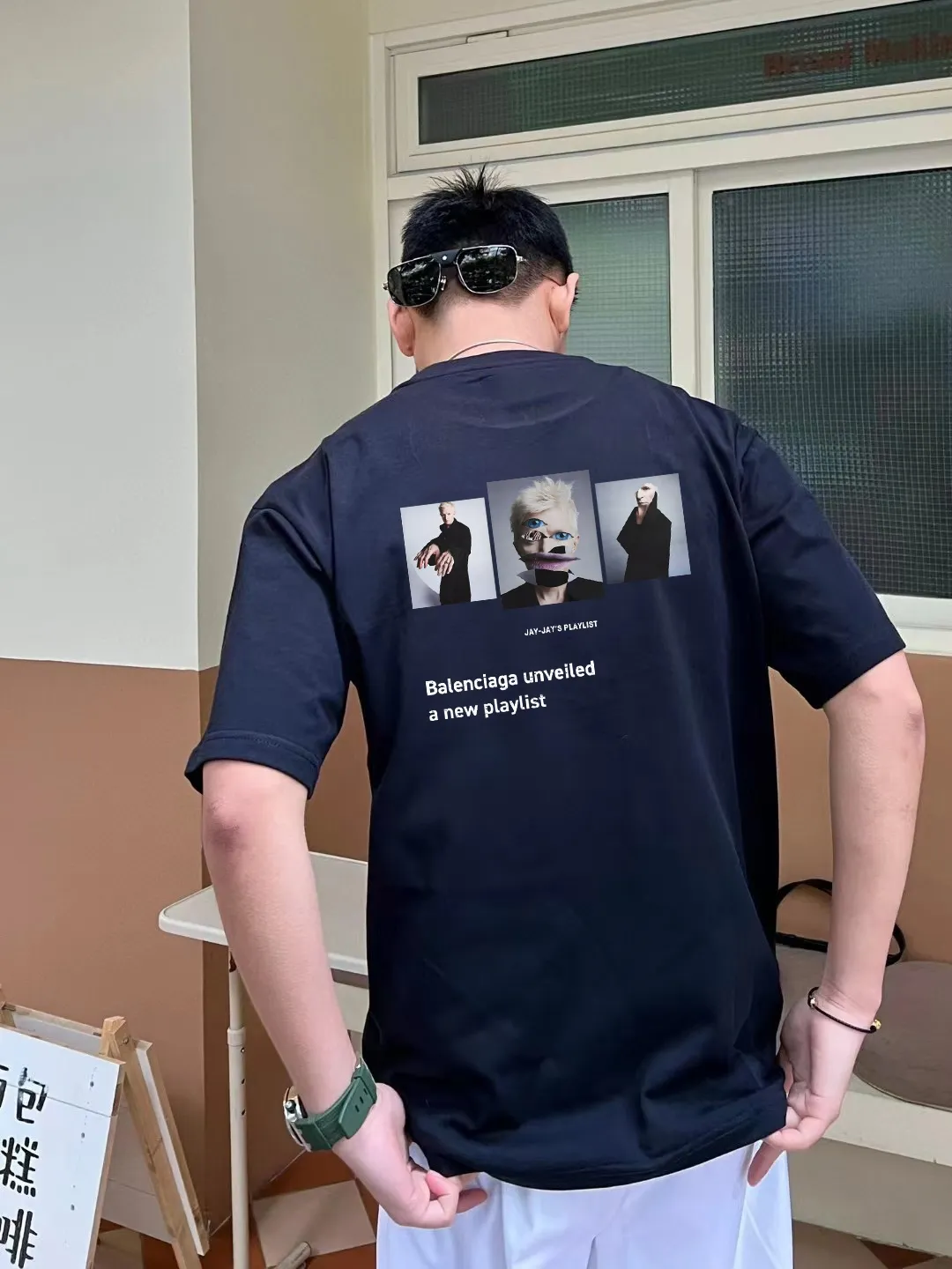♻️💯Upper body reference model picture❤️Top top version BALENCIAGA/Balenciaga 2024 SS front and rear white ink direct-printed musical note short-sleeved T-shirt ✅No. 1 quality in this market Real ceiling quality ✅All original development attention to detail pictures to avoid stolen pictures merchants mixed ✅Correct 260g custom-woven and dyed double yarn fabric Soft, breathable and comfortable ✅Imported Tajima embroidery machine 150,000 needle embroidery, full effect, three-dimensional and clear ✅Attention! The letter embroidery on the chest is hand-made and worn. The back of the garment is sewn with the car logo on the back collar. The original version is the same. The details are full and fixed-dyed threads. No color difference. No deformation. Overweight craftsmanship. Different market currencies. Here I will explain why mine is a little more expensive than others. 1. It seems to be a simple printing or embroidery. In fact, it is not simple at all. 10000% imported machine restoration. Not just lip service. Welcome to compare with peers. 2. Each model is produced by the company. The detailed workmanship and fabrics are consistent with the original product. Guaranteed no color difference from the counter. Reproduction is not scary. Whoever fakes it will be embarrassed. It’s not shameful to make a replica, it’s shameful if you can’t buy the correct version if you make a replica. 3. Note that the threaded collars are all original collars of certain countries and regions, with high wrapping. The width of the neckline and cabinets are accurate to the millimeter. Thick necklines are not easy to deform. The collars of high-end products are all restored cabinets. They are different from the big collars in the world. Ordinary garbage short-sleeves are printed with a print. The clavicle of the upper body is exposed. Please be patient. Customers who have bought genuine products or have seen genuine products will come back to place orders again. This is quality. This is quality. 4. Different styles of washed wheat main wheat, including imported wheat, have different colors and codes. Really restore the counter. As we all know, Balenciaga has different English or different colors on the collar labels of each quarter. This distinguishes the fast food products with the same common main wheat washed wheat. 5. Pay attention to the workmanship. The stitching at the neckline has no folds, smooth and natural without overlapping lines, and truly restores this. This is something that many people cannot do. 6. The fabric is made of 260g Paris-specific double yarn. No one can make better fabrics than my family. There's really no way to compare it with the ordinary version on the market. Respect it. It's genuine and costs thousands of dollars. Don't buy street stalls. Quality 7. The workmanship is fully restored. The packaging is fully restored. The cost is huge. 8. I guarantee here that this is the highest quality you can find. Size: XS-S-M-L P:260