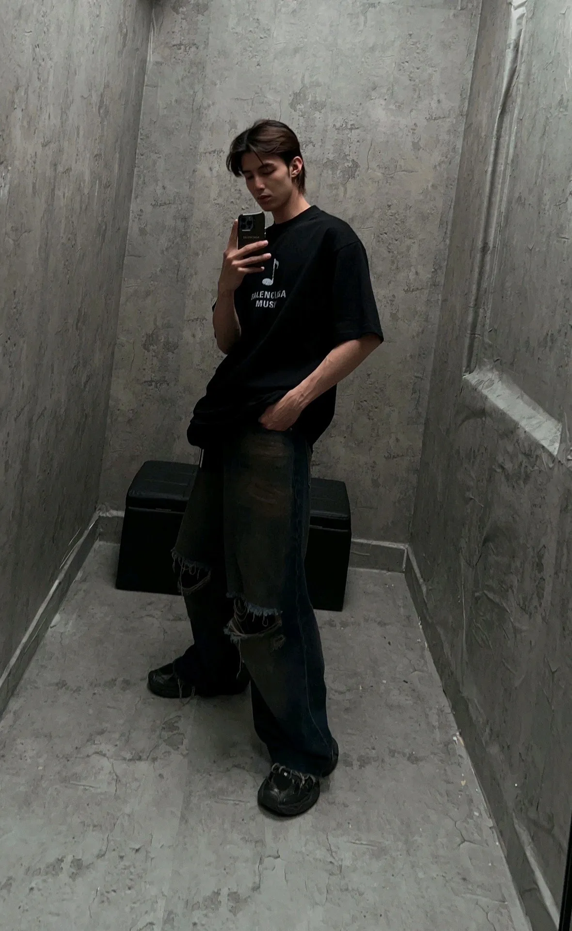 ♻️💯Upper body reference model picture❤️Top top version BALENCIAGA/Balenciaga 2024 SS front and rear white ink direct-printed musical note short-sleeved T-shirt ✅No. 1 quality in this market Real ceiling quality ✅All original development attention to detail pictures to avoid stolen pictures merchants mixed ✅Correct 260g custom-woven and dyed double yarn fabric Soft, breathable and comfortable ✅Imported Tajima embroidery machine 150,000 needle embroidery, full effect, three-dimensional and clear ✅Attention! The letter embroidery on the chest is hand-made and worn. The back of the garment is sewn with the car logo on the back collar. The original version is the same. The details are full and fixed-dyed threads. No color difference. No deformation. Overweight craftsmanship. Different market currencies. Here I will explain why mine is a little more expensive than others. 1. It seems to be a simple printing or embroidery. In fact, it is not simple at all. 10000% imported machine restoration. Not just lip service. Welcome to compare with peers. 2. Each model is produced by the company. The detailed workmanship and fabrics are consistent with the original product. Guaranteed no color difference from the counter. Reproduction is not scary. Whoever fakes it will be embarrassed. It’s not shameful to make a replica, it’s shameful if you can’t buy the correct version if you make a replica. 3. Note that the threaded collars are all original collars of certain countries and regions, with high wrapping. The width of the neckline and cabinets are accurate to the millimeter. Thick necklines are not easy to deform. The collars of high-end products are all restored cabinets. They are different from the big collars in the world. Ordinary garbage short-sleeves are printed with a print. The clavicle of the upper body is exposed. Please be patient. Customers who have bought genuine products or have seen genuine products will come back to place orders again. This is quality. This is quality. 4. Different styles of washed wheat main wheat, including imported wheat, have different colors and codes. Really restore the counter. As we all know, Balenciaga has different English or different colors on the collar labels of each quarter. This distinguishes the fast food products with the same common main wheat washed wheat. 5. Pay attention to the workmanship. The stitching at the neckline has no folds, smooth and natural without overlapping lines, and truly restores this. This is something that many people cannot do. 6. The fabric is made of 260g Paris-specific double yarn. No one can make better fabrics than my family. There's really no way to compare it with the ordinary version on the market. Respect it. It's genuine and costs thousands of dollars. Don't buy street stalls. Quality 7. The workmanship is fully restored. The packaging is fully restored. The cost is huge. 8. I guarantee here that this is the highest quality you can find. Size: XS-S-M-L P:260