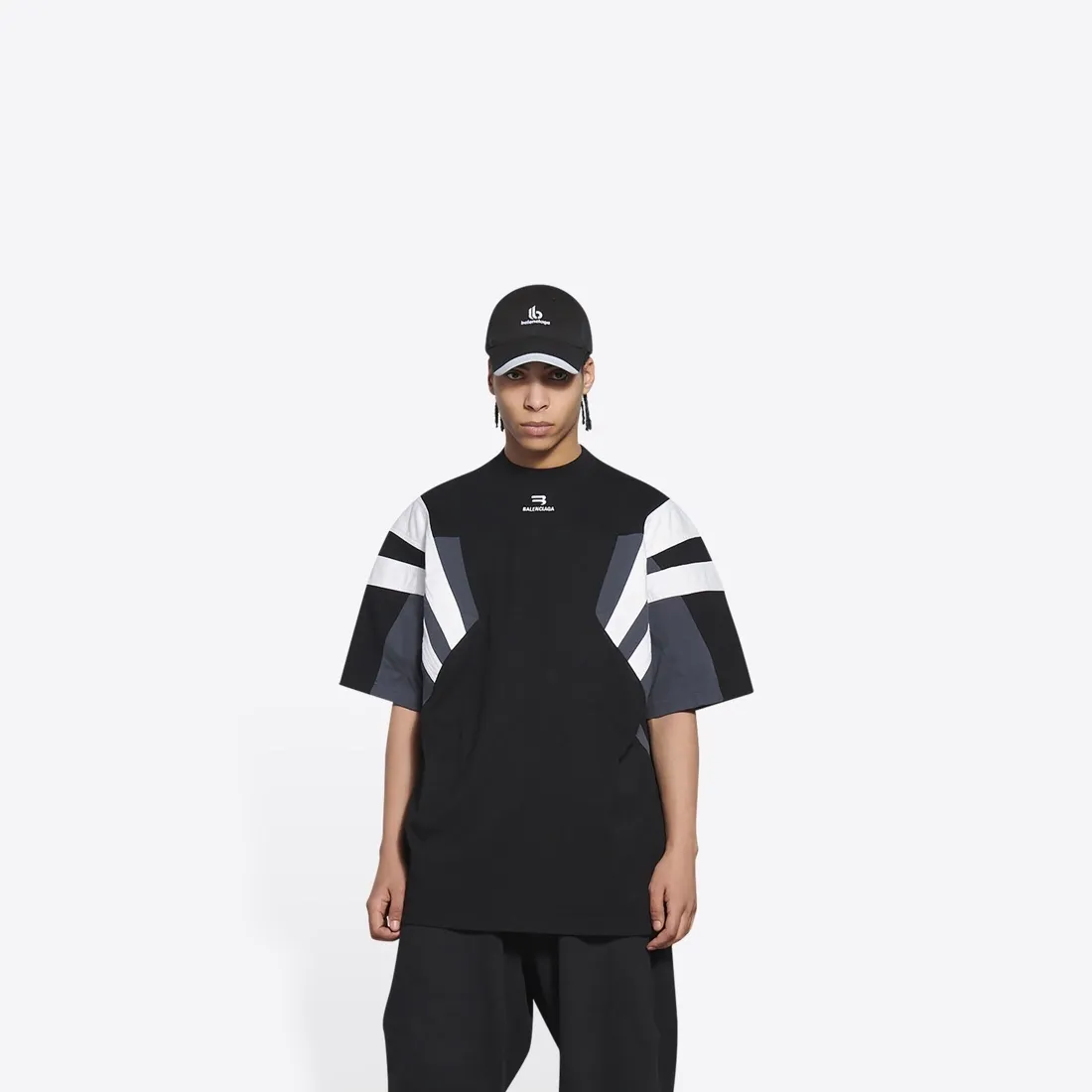 #官网图#——The top-grade certified version of BALENCIAGA/Balenciaga 22SS splicing heavy industry male and female couple star same style short-sleeved T-shirt. Here is an explanation of why mine is dozens of dollars more expensive than others: 1. I feel that there is nothing to explain. This product can be shipped at this price and it is already a philanthropist. The difficulty of splicing. I changed a dozen factories and shook my head. It is a miracle that it can be shipped. 2. Each model is produced by the company. The details of the workmanship and fabrics are consistent with the original ones. There is no color difference between them and the counters. Replica is not terrible. Whoever fakes it will be embarrassed. It’s not shameful to make a replica, it’s shameful if you can’t buy the correct version if you make a replica. All of my series can be found in all major places and will be absolutely stunning! 3. The fabric is made of 280g Paris-specific double yarn. No one can make better fabrics than mine. There is really no way to compare with the ordinary version on the market. Respect it. It is authentic and costs thousands of dollars. Don’t wear the quality of street stalls. 4. The workmanship is restored in all aspects and the packaging is restored in all aspects. 5. I guarantee here that this is the highest quality you can find. Size: XS-L (the correct version size L can wear 220 pounds, which is very large) Fabric: Customized 280g custom-woven and dyed double yarn Color: Black Version: The whole piece adopts three-needle and five-thread technology, (neckline-shoulder seam-sleeve seam-pressed double thread, looks more three-dimensional and textured) The same process as the original original, classic version, small dropped shoulders, micro silhouette! ✔️Correct 240g double yarn fabric ✔️Correct high version ✔️Correct double yarn high weight thread ✔️Correct packaging details P:310