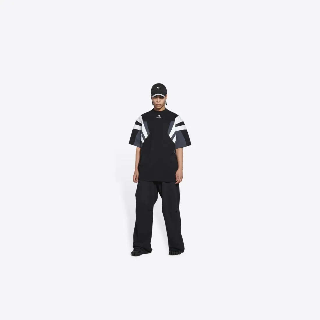 #官网图#——The top-grade certified version of BALENCIAGA/Balenciaga 22SS splicing heavy industry male and female couple star same style short-sleeved T-shirt. Here is an explanation of why mine is dozens of dollars more expensive than others: 1. I feel that there is nothing to explain. This product can be shipped at this price and it is already a philanthropist. The difficulty of splicing. I changed a dozen factories and shook my head. It is a miracle that it can be shipped. 2. Each model is produced by the company. The details of the workmanship and fabrics are consistent with the original ones. There is no color difference between them and the counters. Replica is not terrible. Whoever fakes it will be embarrassed. It’s not shameful to make a replica, it’s shameful if you can’t buy the correct version if you make a replica. All of my series can be found in all major places and will be absolutely stunning! 3. The fabric is made of 280g Paris-specific double yarn. No one can make better fabrics than mine. There is really no way to compare with the ordinary version on the market. Respect it. It is authentic and costs thousands of dollars. Don’t wear the quality of street stalls. 4. The workmanship is restored in all aspects and the packaging is restored in all aspects. 5. I guarantee here that this is the highest quality you can find. Size: XS-L (the correct version size L can wear 220 pounds, which is very large) Fabric: Customized 280g custom-woven and dyed double yarn Color: Black Version: The whole piece adopts three-needle and five-thread technology, (neckline-shoulder seam-sleeve seam-pressed double thread, looks more three-dimensional and textured) The same process as the original original, classic version, small dropped shoulders, micro silhouette! ✔️Correct 240g double yarn fabric ✔️Correct high version ✔️Correct double yarn high weight thread ✔️Correct packaging details P:310