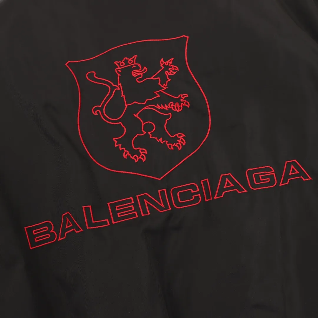 💰630 [Top version] Balenciaga / Balenciaga BLCG 25FW red stripe Manchester United embroidered baseball flight cotton jacket. Made of customized nylon matt nylon fabric. Memory lining is used on the inside. Composite pearl quilting is added on the inside. Classic Alpha Air Force jacket design. 3D three-dimensional tailoring process. Logo adopts Tajima 10000 needle patch embroidery process. Inner pocket design of the clothes. Customized brand logo snap button with mold opening. Pure copper puller. Original main mark, washed tag brand packaging Color: black Size: 46/48/50/52 Size chart: Length Chest Shoulder width Sleeve length 46: 70 132 55 60 48: 72 136 57 61 50: 74 140 58 63 52: 75 144 60 64 Note: There is a difference of 1~2CM due to manual measurement.
