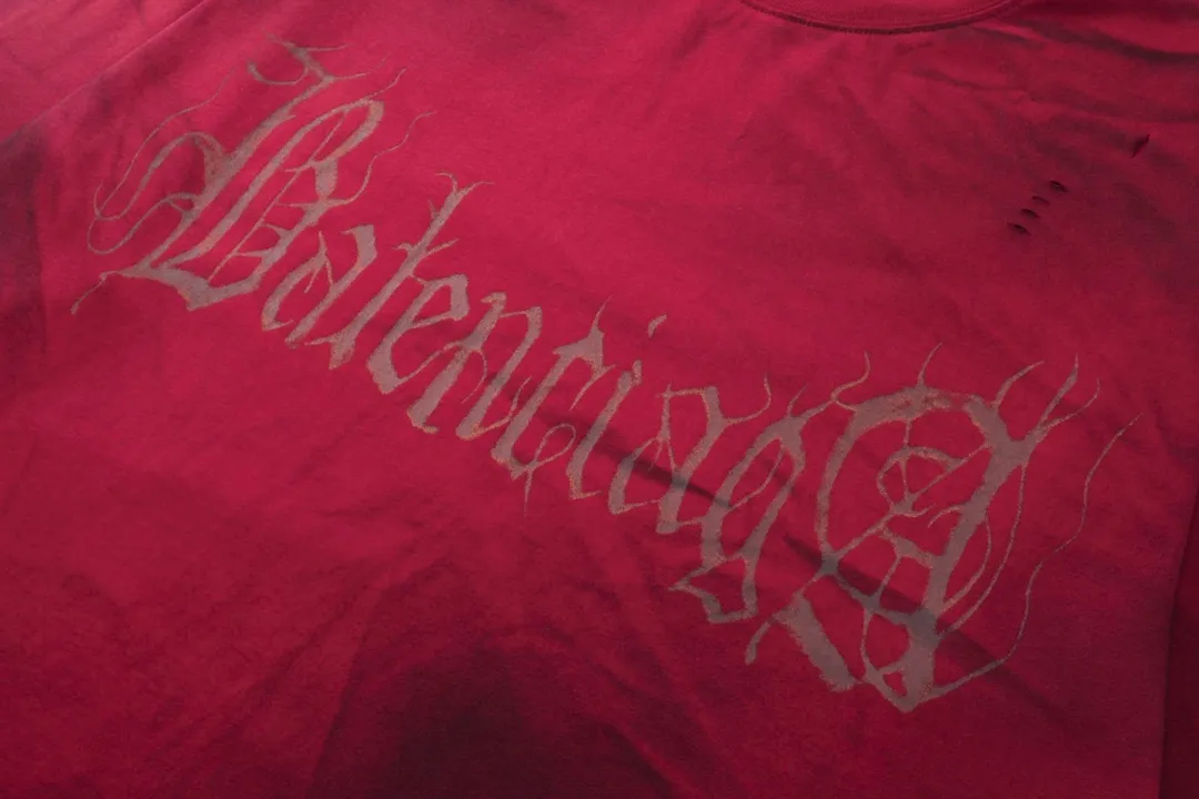 🅿️206 Detailed Picture [Top version. Official website quality] BALENCI*GA/Paris. 2024 latest Sanskrit letters LOGO hand-painted worn distressed short-sleeved T-shirt. Brick cabinet synchronization. ⚠️Difference in market currency. YB development. Color system is black and blue. Worn. Hand-painted consistent with ZP,‼ ️The fabric is made of Paris ZP custom-woven and dyed 100% double yarn compact cotton. The weight is 260 grams. The cloth surface is clean. The cloth pattern is clear, soft and comfortable. The threads are dyed with no color difference. Ready-made garments are hand-painted, worn, and distressed, with heavy craftsmanship. Comparisons welcome. The version adopts OS loose shoulder style. Same style for men and women. Code: BL223203 Color: black blue. red Size: XS to L