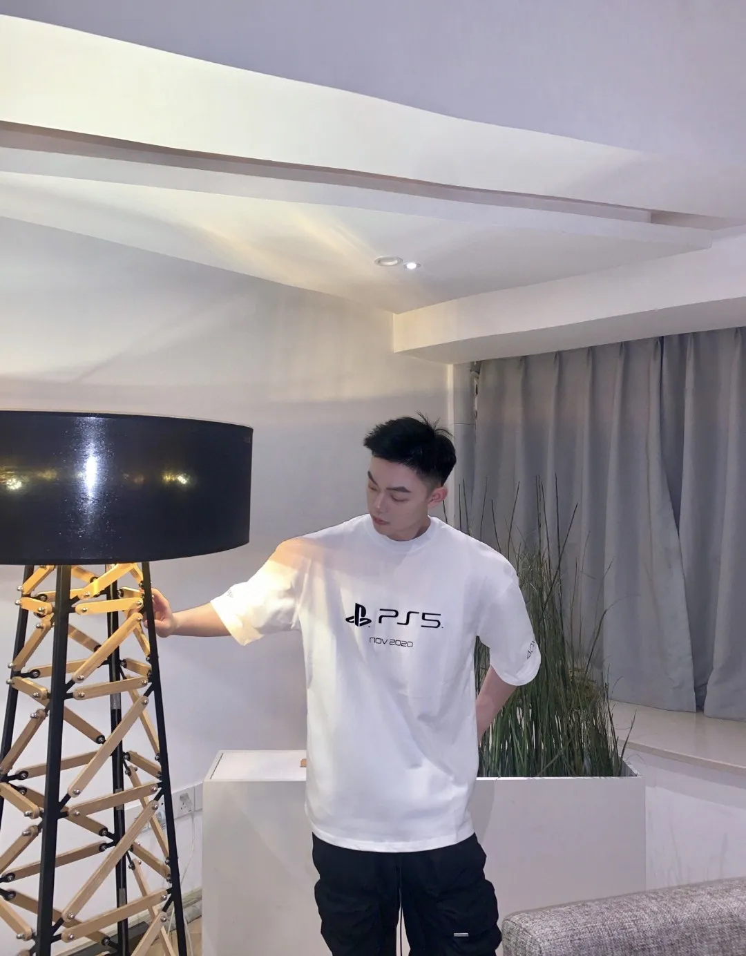 ♻️💯Reference model picture for the upper body❤️The top tested version BALENCIAGA 21SS PS5 collaboration pure cotton short-sleeved TEE for men and women couples. The fabric uses 260 grams of double yarn cotton smooth fabric. Three-dimensional tailoring. Full drape. The fabrics are all washed and pre-shrunk. Will not shrink after washing. Not easy to deform. Does not fade. Comfortable and breathable. Custom-dyed threads. Full set of customized accessories. Printing uses glue printing technology imported from Japan. The fine texture is integrated with the fabric. A novel and interesting design. The PS5 game buttons are printed on the clothes. As a very good-looking Balenciaga collaboration model, the OverSize version is recommended. Size: XS-L Color: Black White P: 240