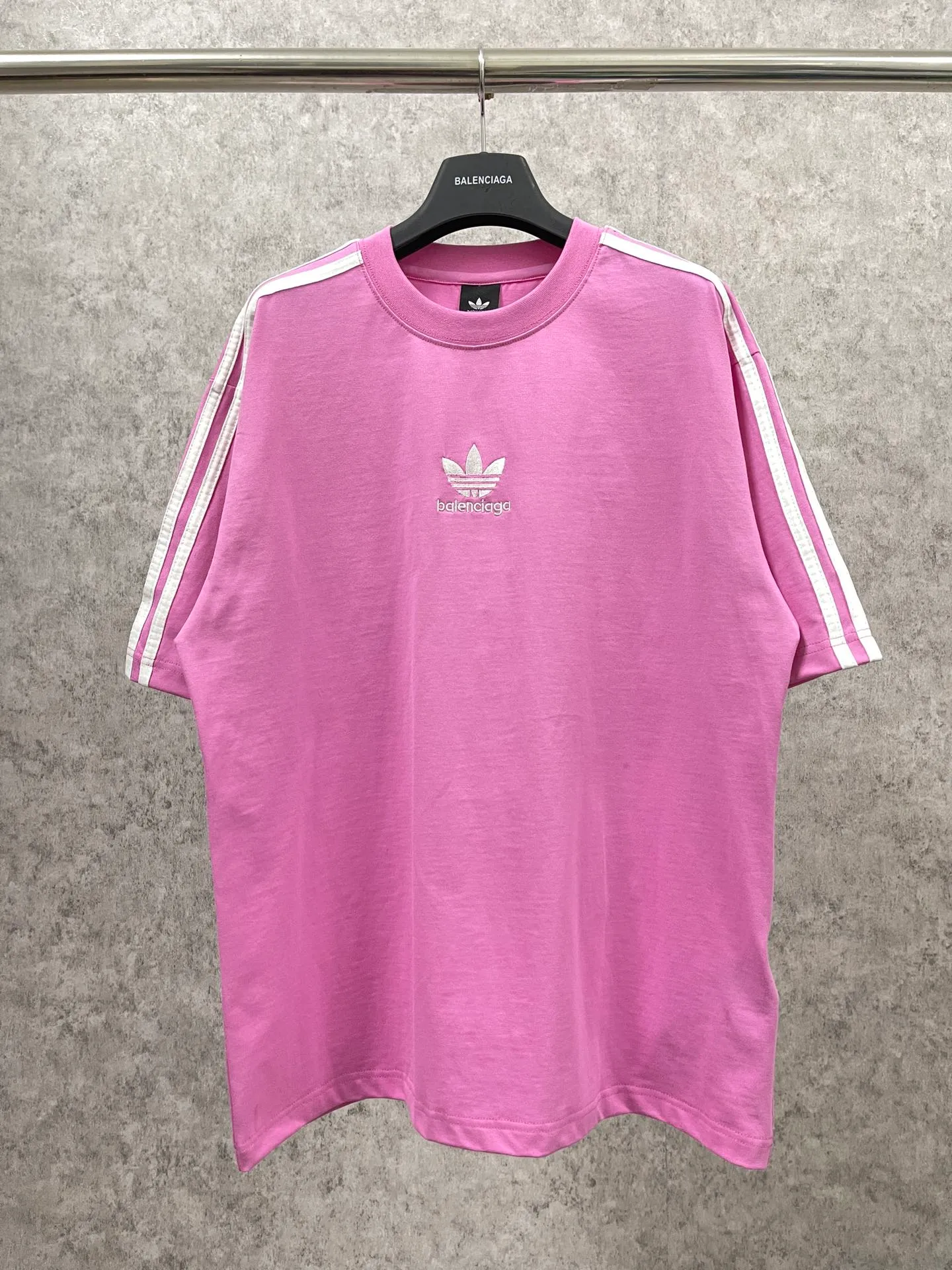 🅿️186 Real photos [Top version. Official website quality] BALENCI*GA/Paris co-branded Adidas three-leaf clover three-stripe LOGO embroidered short-sleeved T-shirt# The fabric is made of Paris ZP custom-woven and dyed cotton double yarn. Weighing 260 grams, the cloth surface is clean. The cloth pattern is clear, soft and comfortable. The threads are dyed with no color difference. The classic pattern embroidery uses imported embroidery, and the letters are clear, three-dimensional and without rough edges. Jubie market produces pictures based on pictures. Welcome to compare. The version adopts OS loose shoulder design. Same style for men and women. Coding: BL223018 Color: black, white, blue, pink, red, royal blue Size: XS to L