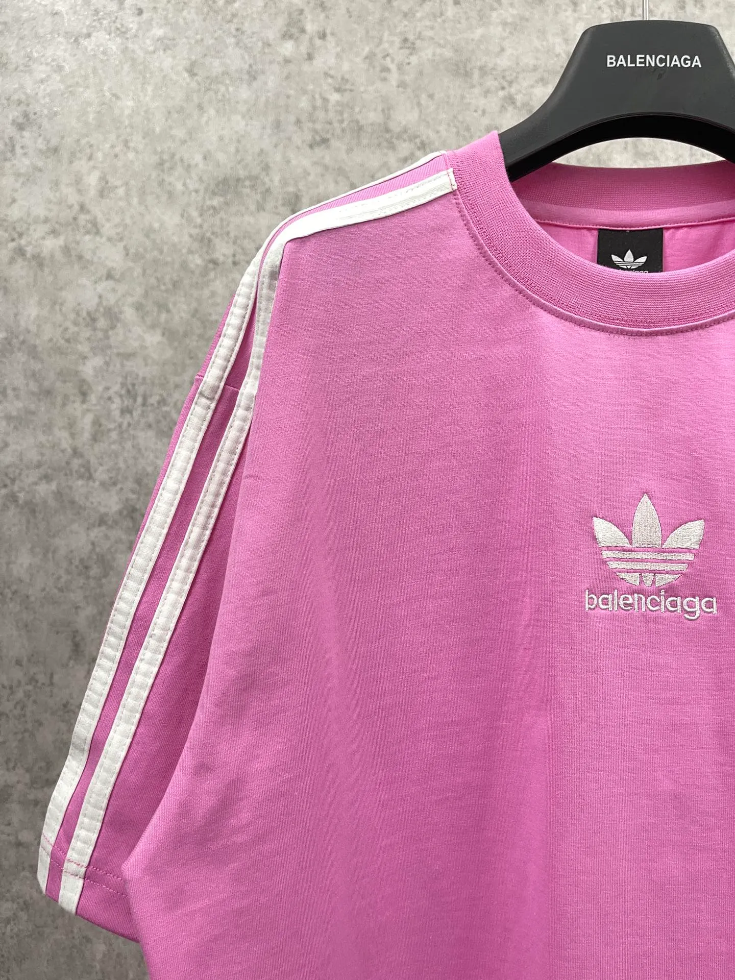 🅿️186 Real photos [Top version. Official website quality] BALENCI*GA/Paris co-branded Adidas three-leaf clover three-stripe LOGO embroidered short-sleeved T-shirt# The fabric is made of Paris ZP custom-woven and dyed cotton double yarn. Weighing 260 grams, the cloth surface is clean. The cloth pattern is clear, soft and comfortable. The threads are dyed with no color difference. The classic pattern embroidery uses imported embroidery, and the letters are clear, three-dimensional and without rough edges. Jubie market produces pictures based on pictures. Welcome to compare. The version adopts OS loose shoulder design. Same style for men and women. Coding: BL223018 Color: black, white, blue, pink, red, royal blue Size: XS to L