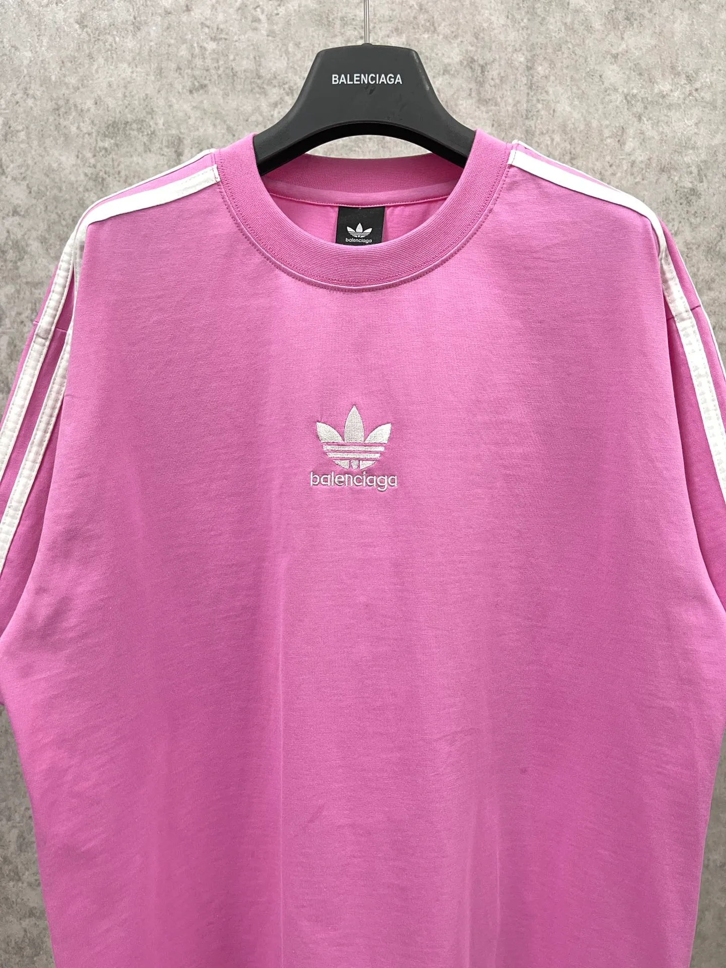 🅿️186 Real photos [Top version. Official website quality] BALENCI*GA/Paris co-branded Adidas three-leaf clover three-stripe LOGO embroidered short-sleeved T-shirt# The fabric is made of Paris ZP custom-woven and dyed cotton double yarn. Weighing 260 grams, the cloth surface is clean. The cloth pattern is clear, soft and comfortable. The threads are dyed with no color difference. The classic pattern embroidery uses imported embroidery, and the letters are clear, three-dimensional and without rough edges. Jubie market produces pictures based on pictures. Welcome to compare. The version adopts OS loose shoulder design. Same style for men and women. Coding: BL223018 Color: black, white, blue, pink, red, royal blue Size: XS to L