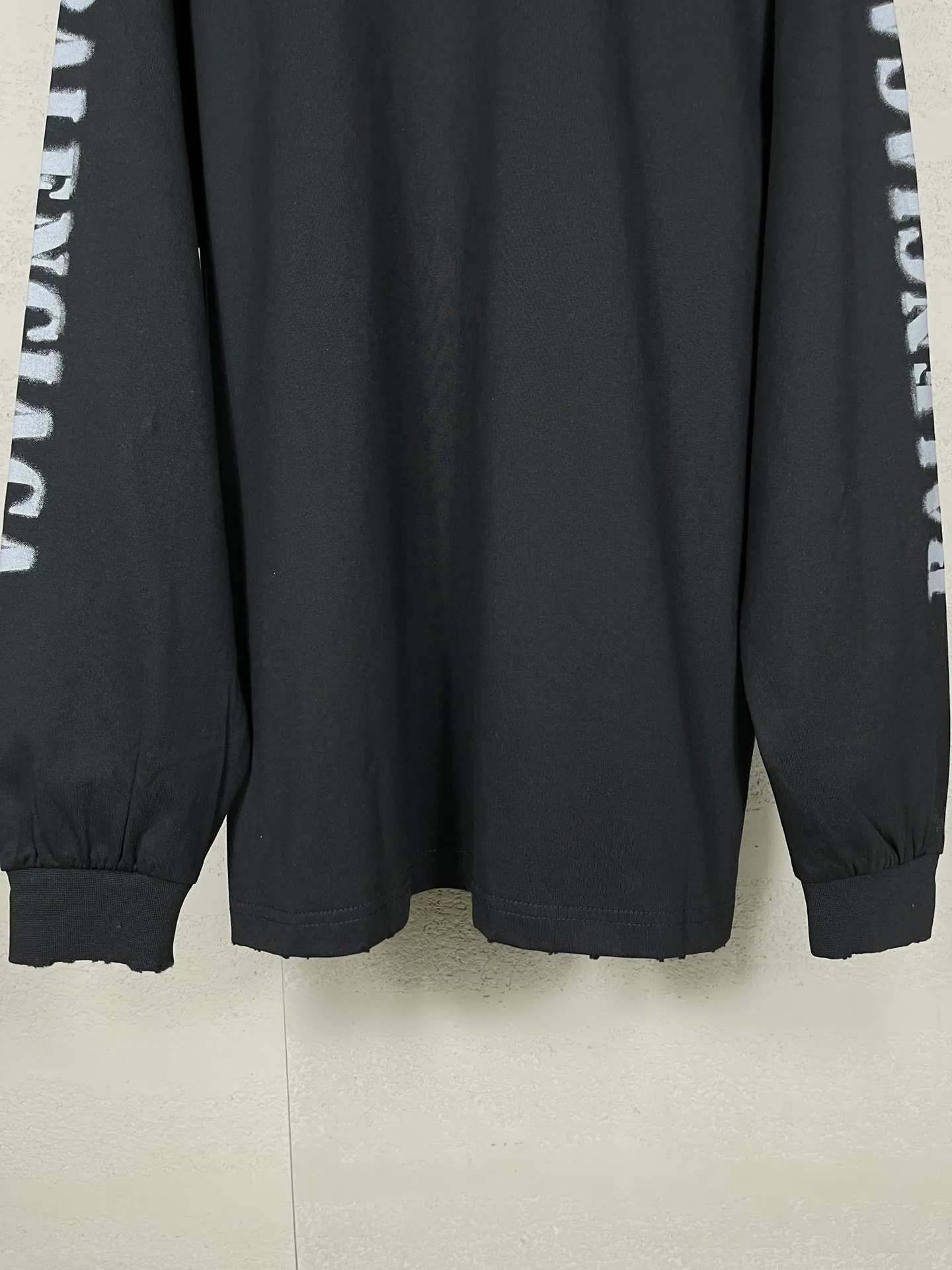 🅿️216 Real photos [Top version. Official website quality] BALENCI*GA/Paris. 2024 new style blurred letter LOGO printed ready-to-wear worn long-sleeved T-shirt. Brick cabinets are synchronized. Genuine products are developed at the first time, and you can print and compare! The fabric is made of Paris ZP custom-woven and dyed cotton double yarn. Weighing 260 grams, the cloth surface is clean. The cloth pattern is clear, soft and comfortable. The threads are dyed with no color difference. The classic LOGO is printed with environmentally friendly imported materials and dot direct printing technology, with a three-dimensional effect. Restored brick cabinet. Ready-made clothes are worn and worn, different market currency, welcome to compare, the version adopts OS loose shoulder version. Same style for men and women Coding: BL225038 Color: Black Size: XS S M L
