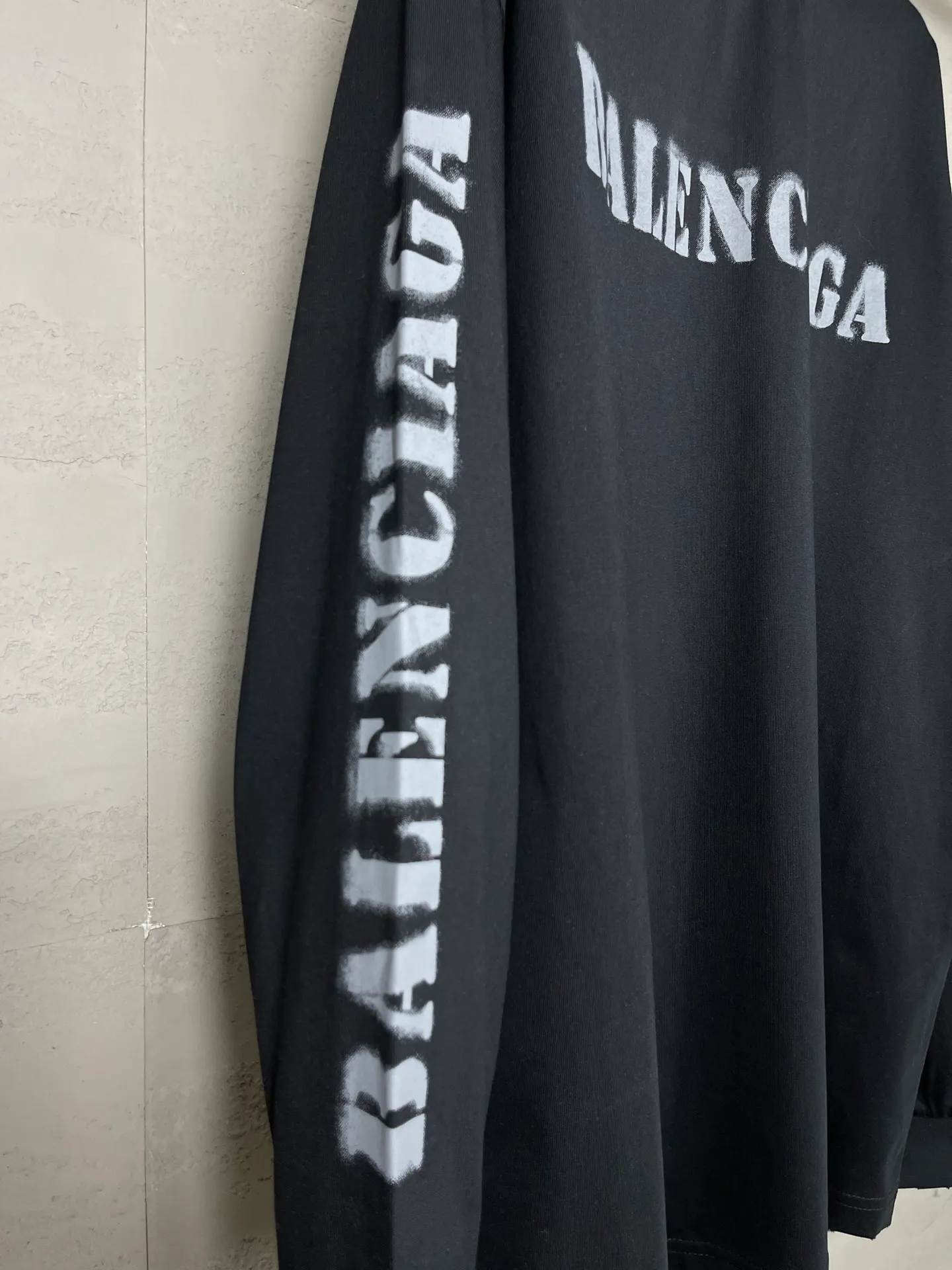 🅿️216 Real photos [Top version. Official website quality] BALENCI*GA/Paris. 2024 new style blurred letter LOGO printed ready-to-wear worn long-sleeved T-shirt. Brick cabinets are synchronized. Genuine products are developed at the first time, and you can print and compare! The fabric is made of Paris ZP custom-woven and dyed cotton double yarn. Weighing 260 grams, the cloth surface is clean. The cloth pattern is clear, soft and comfortable. The threads are dyed with no color difference. The classic LOGO is printed with environmentally friendly imported materials and dot direct printing technology, with a three-dimensional effect. Restored brick cabinet. Ready-made clothes are worn and worn, different market currency, welcome to compare, the version adopts OS loose shoulder version. Same style for men and women Coding: BL225038 Color: Black Size: XS S M L