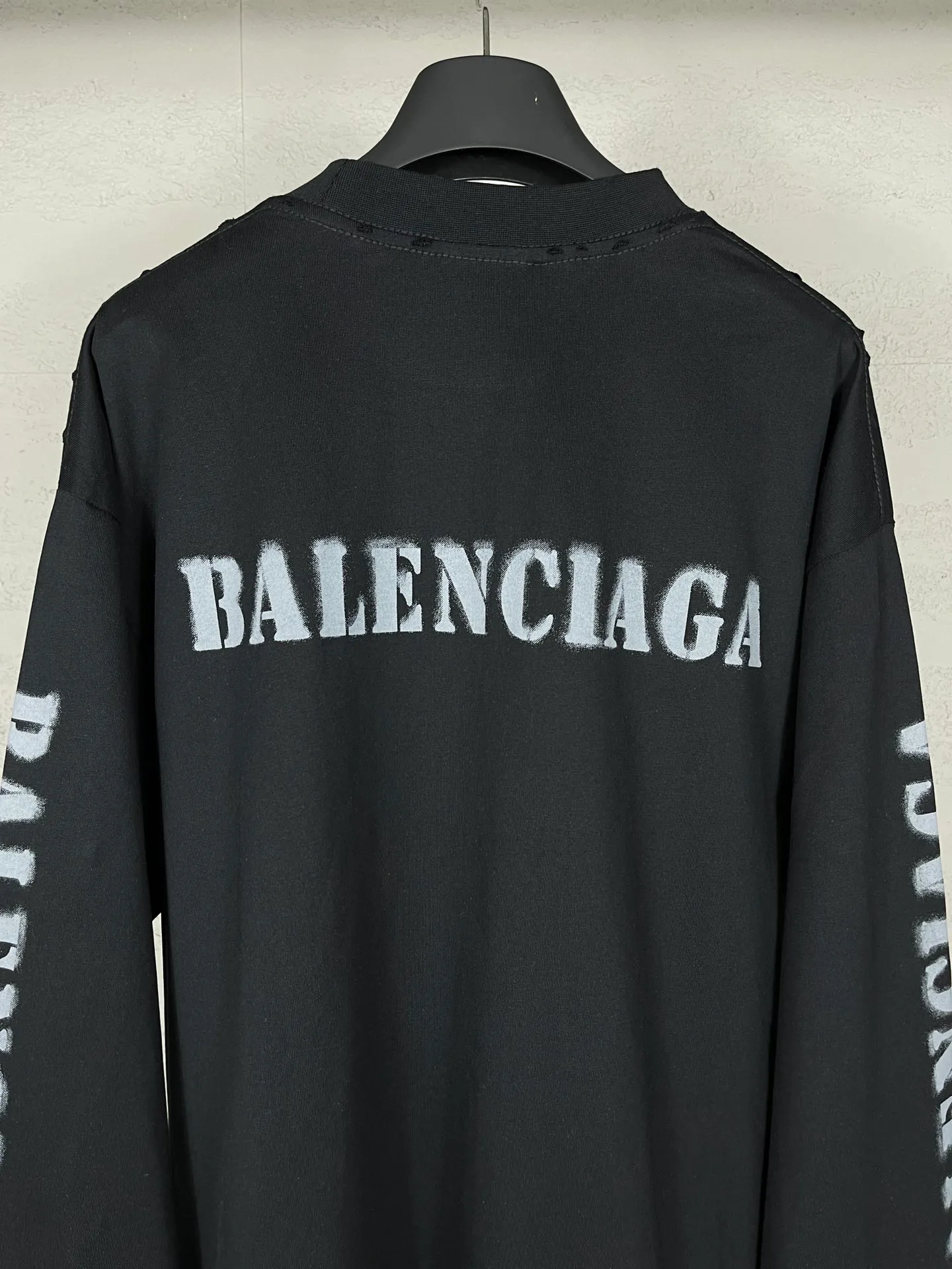🅿️216 Real photos [Top version. Official website quality] BALENCI*GA/Paris. 2024 new style blurred letter LOGO printed ready-to-wear worn long-sleeved T-shirt. Brick cabinets are synchronized. Genuine products are developed at the first time, and you can print and compare! The fabric is made of Paris ZP custom-woven and dyed cotton double yarn. Weighing 260 grams, the cloth surface is clean. The cloth pattern is clear, soft and comfortable. The threads are dyed with no color difference. The classic LOGO is printed with environmentally friendly imported materials and dot direct printing technology, with a three-dimensional effect. Restored brick cabinet. Ready-made clothes are worn and worn, different market currency, welcome to compare, the version adopts OS loose shoulder version. Same style for men and women Coding: BL225038 Color: Black Size: XS S M L