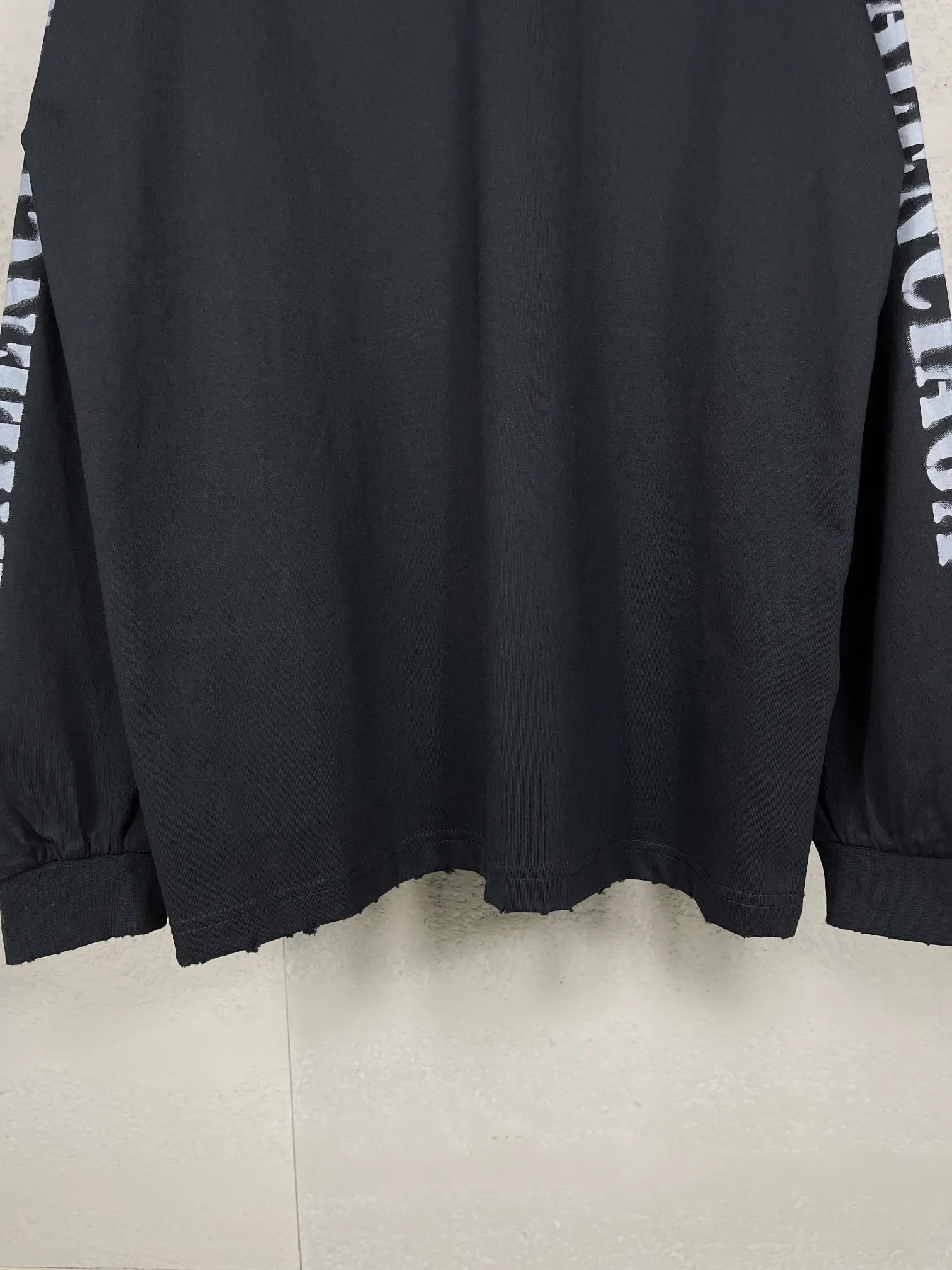 🅿️216 Real photos [Top version. Official website quality] BALENCI*GA/Paris. 2024 new style blurred letter LOGO printed ready-to-wear worn long-sleeved T-shirt. Brick cabinets are synchronized. Genuine products are developed at the first time, and you can print and compare! The fabric is made of Paris ZP custom-woven and dyed cotton double yarn. Weighing 260 grams, the cloth surface is clean. The cloth pattern is clear, soft and comfortable. The threads are dyed with no color difference. The classic LOGO is printed with environmentally friendly imported materials and dot direct printing technology, with a three-dimensional effect. Restored brick cabinet. Ready-made clothes are worn and worn, different market currency, welcome to compare, the version adopts OS loose shoulder version. Same style for men and women Coding: BL225038 Color: Black Size: XS S M L
