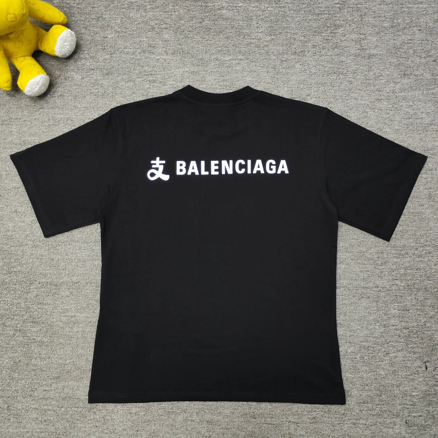 [New arrival] Top version Balenciga/Balenciaga latest series Alipay co-branded short-sleeved T-shirt No. 1 quality in this market Real ceiling quality All original development attention to detail pictures to avoid stolen pictures merchants mixed hair Correct 280g custom-woven and dyed double yarn fabric Soft and comfortable Chest printing imported Conley direct-injection machine Here to explain why mine is a little more expensive than others: 1. It seems to be simple printing or embroidery, but it is not simple at all. 10000% imported machine restoration It’s not just words. You are welcome to compare with peers. 2. Each model is produced by the company, and the details of workmanship and fabrics are consistent with the original ones. It is guaranteed that there will be no color difference with the counters. Reproduction is not scary. Whoever fakes it will be embarrassed. It’s not shameful to make a replica, it’s shameful if you can’t buy the correct version if you make a replica. 3. Note that the threaded collars are all original collars of certain countries and regions, with high wrapping. The width of the neckline and cabinets are accurate to the millimeter. Thick necklines are not easy to deform. The collars of high-end products are all restored cabinets. They are different from the big collars in the world. Ordinary garbage short-sleeves are printed with a print. The clavicle of the upper body is exposed. Please be patient. Customers who have bought genuine products or have seen genuine products will come back to place orders again. This is quality. This is quality. 4. Different styles of washed wheat main wheat, including imported wheat, have different colors and codes. Really restore the counter. As we all know, Balenciaga has different English or different colors on the collar labels of each quarter. This distinguishes the fast food products with the same common main wheat washed wheat. 5. Pay attention to the workmanship. The stitching at the neckline has no folds, smooth and natural without overlapping lines, and truly restores this. This is something that many people cannot do. 6. The fabric is made of 260g Paris-specific double yarn. No one can make better fabrics than my family. There's really no way to compare it with the ordinary version on the market. Respect it. It's genuine and costs thousands of dollars. Don't go wrong with the quality of street stalls. 7. The workmanship is fully restored and the packaging is fully restored. The cost is huge. 8. I guarantee here that this is the highest quality you can find. Color: Black Size: XS-L P:250