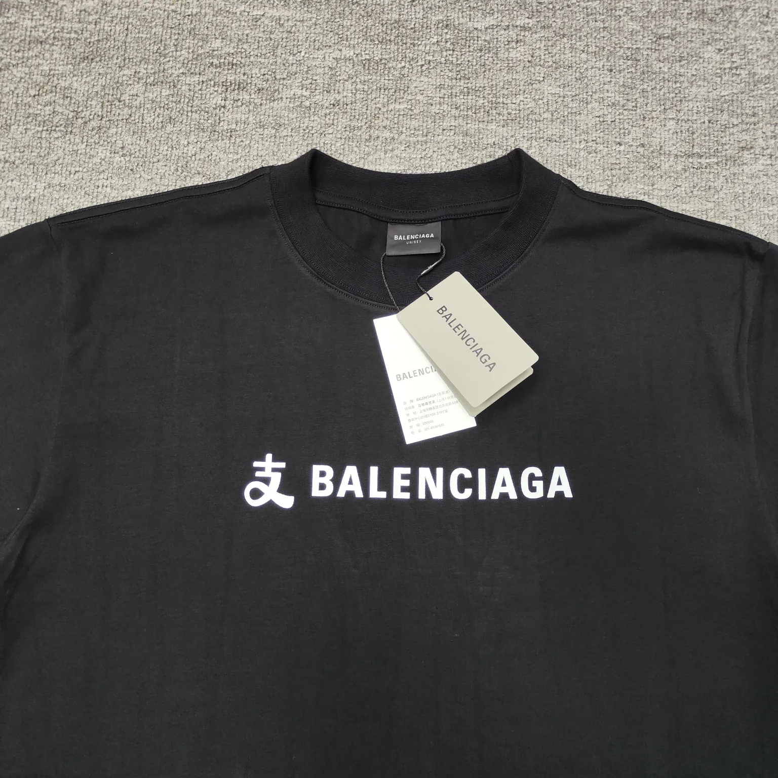 [New arrival] Top version Balenciga/Balenciaga latest series Alipay co-branded short-sleeved T-shirt No. 1 quality in this market Real ceiling quality All original development attention to detail pictures to avoid stolen pictures merchants mixed hair Correct 280g custom-woven and dyed double yarn fabric Soft and comfortable Chest printing imported Conley direct-injection machine Here to explain why mine is a little more expensive than others: 1. It seems to be simple printing or embroidery, but it is not simple at all. 10000% imported machine restoration It’s not just words. You are welcome to compare with peers. 2. Each model is produced by the company, and the details of workmanship and fabrics are consistent with the original ones. It is guaranteed that there will be no color difference with the counters. Reproduction is not scary. Whoever fakes it will be embarrassed. It’s not shameful to make a replica, it’s shameful if you can’t buy the correct version if you make a replica. 3. Note that the threaded collars are all original collars of certain countries and regions, with high wrapping. The width of the neckline and cabinets are accurate to the millimeter. Thick necklines are not easy to deform. The collars of high-end products are all restored cabinets. They are different from the big collars in the world. Ordinary garbage short-sleeves are printed with a print. The clavicle of the upper body is exposed. Please be patient. Customers who have bought genuine products or have seen genuine products will come back to place orders again. This is quality. This is quality. 4. Different styles of washed wheat main wheat, including imported wheat, have different colors and codes. Really restore the counter. As we all know, Balenciaga has different English or different colors on the collar labels of each quarter. This distinguishes the fast food products with the same common main wheat washed wheat. 5. Pay attention to the workmanship. The stitching at the neckline has no folds, smooth and natural without overlapping lines, and truly restores this. This is something that many people cannot do. 6. The fabric is made of 260g Paris-specific double yarn. No one can make better fabrics than my family. There's really no way to compare it with the ordinary version on the market. Respect it. It's genuine and costs thousands of dollars. Don't go wrong with the quality of street stalls. 7. The workmanship is fully restored and the packaging is fully restored. The cost is huge. 8. I guarantee here that this is the highest quality you can find. Color: Black Size: XS-L P:250