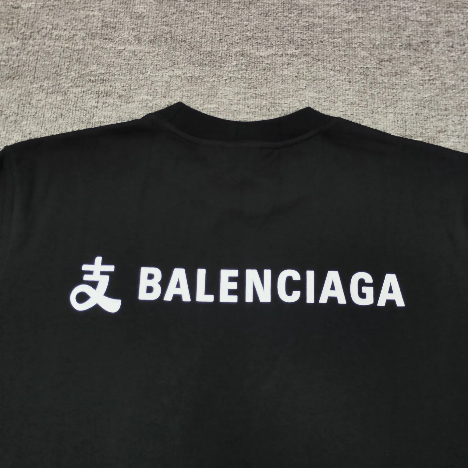 [New arrival] Top version Balenciga/Balenciaga latest series Alipay co-branded short-sleeved T-shirt No. 1 quality in this market Real ceiling quality All original development attention to detail pictures to avoid stolen pictures merchants mixed hair Correct 280g custom-woven and dyed double yarn fabric Soft and comfortable Chest printing imported Conley direct-injection machine Here to explain why mine is a little more expensive than others: 1. It seems to be simple printing or embroidery, but it is not simple at all. 10000% imported machine restoration It’s not just words. You are welcome to compare with peers. 2. Each model is produced by the company, and the details of workmanship and fabrics are consistent with the original ones. It is guaranteed that there will be no color difference with the counters. Reproduction is not scary. Whoever fakes it will be embarrassed. It’s not shameful to make a replica, it’s shameful if you can’t buy the correct version if you make a replica. 3. Note that the threaded collars are all original collars of certain countries and regions, with high wrapping. The width of the neckline and cabinets are accurate to the millimeter. Thick necklines are not easy to deform. The collars of high-end products are all restored cabinets. They are different from the big collars in the world. Ordinary garbage short-sleeves are printed with a print. The clavicle of the upper body is exposed. Please be patient. Customers who have bought genuine products or have seen genuine products will come back to place orders again. This is quality. This is quality. 4. Different styles of washed wheat main wheat, including imported wheat, have different colors and codes. Really restore the counter. As we all know, Balenciaga has different English or different colors on the collar labels of each quarter. This distinguishes the fast food products with the same common main wheat washed wheat. 5. Pay attention to the workmanship. The stitching at the neckline has no folds, smooth and natural without overlapping lines, and truly restores this. This is something that many people cannot do. 6. The fabric is made of 260g Paris-specific double yarn. No one can make better fabrics than my family. There's really no way to compare it with the ordinary version on the market. Respect it. It's genuine and costs thousands of dollars. Don't go wrong with the quality of street stalls. 7. The workmanship is fully restored and the packaging is fully restored. The cost is huge. 8. I guarantee here that this is the highest quality you can find. Color: Black Size: XS-L P:250