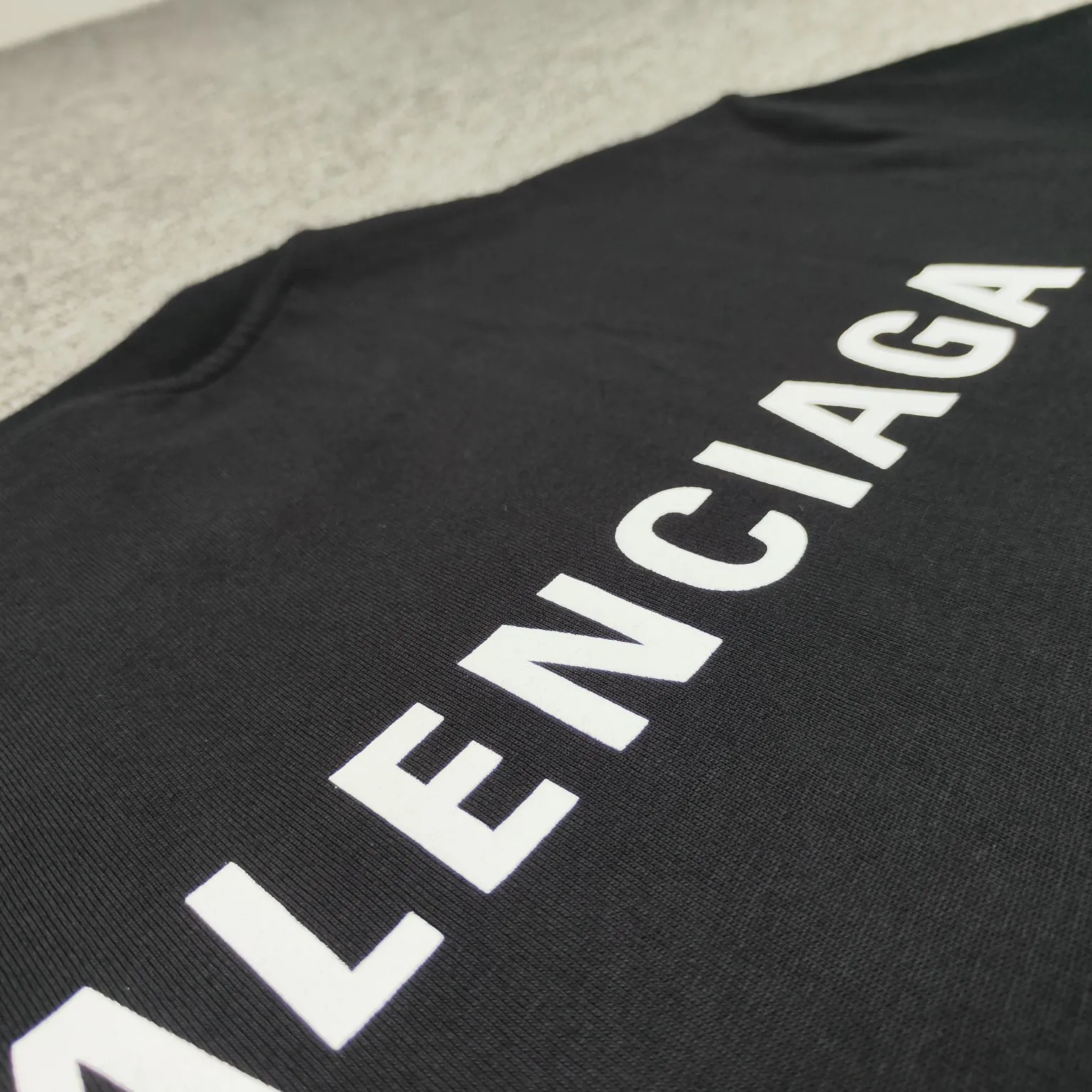 [New arrival] Top version Balenciga/Balenciaga latest series Alipay co-branded short-sleeved T-shirt No. 1 quality in this market Real ceiling quality All original development attention to detail pictures to avoid stolen pictures merchants mixed hair Correct 280g custom-woven and dyed double yarn fabric Soft and comfortable Chest printing imported Conley direct-injection machine Here to explain why mine is a little more expensive than others: 1. It seems to be simple printing or embroidery, but it is not simple at all. 10000% imported machine restoration It’s not just words. You are welcome to compare with peers. 2. Each model is produced by the company, and the details of workmanship and fabrics are consistent with the original ones. It is guaranteed that there will be no color difference with the counters. Reproduction is not scary. Whoever fakes it will be embarrassed. It’s not shameful to make a replica, it’s shameful if you can’t buy the correct version if you make a replica. 3. Note that the threaded collars are all original collars of certain countries and regions, with high wrapping. The width of the neckline and cabinets are accurate to the millimeter. Thick necklines are not easy to deform. The collars of high-end products are all restored cabinets. They are different from the big collars in the world. Ordinary garbage short-sleeves are printed with a print. The clavicle of the upper body is exposed. Please be patient. Customers who have bought genuine products or have seen genuine products will come back to place orders again. This is quality. This is quality. 4. Different styles of washed wheat main wheat, including imported wheat, have different colors and codes. Really restore the counter. As we all know, Balenciaga has different English or different colors on the collar labels of each quarter. This distinguishes the fast food products with the same common main wheat washed wheat. 5. Pay attention to the workmanship. The stitching at the neckline has no folds, smooth and natural without overlapping lines, and truly restores this. This is something that many people cannot do. 6. The fabric is made of 260g Paris-specific double yarn. No one can make better fabrics than my family. There's really no way to compare it with the ordinary version on the market. Respect it. It's genuine and costs thousands of dollars. Don't go wrong with the quality of street stalls. 7. The workmanship is fully restored and the packaging is fully restored. The cost is huge. 8. I guarantee here that this is the highest quality you can find. Color: Black Size: XS-L P:250