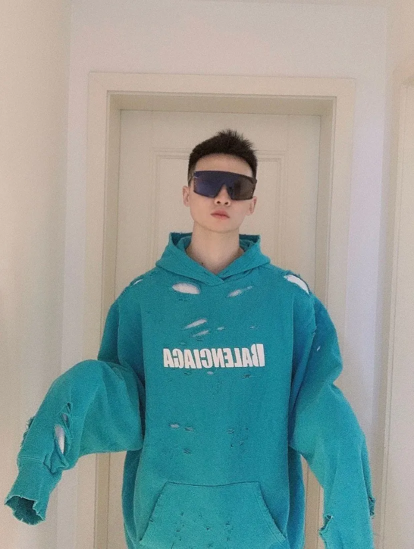 ♻️💯Reference model picture for the upper body❤️The top tested version BALENCIAGA Balenciaga basic cracked sweatshirt and hoodie for male and female couples stars can be said to be the most popular item, and it has been popular on Xiaohongshu, Dewu and other major self-media e-commerce platforms. Heavy industrial craftsmanship tests the skills of lathes and printing techniques. Huge cost! Fabric: The outer fabric is made of 460g pure cotton fish scale terry fabric + the inner liner is 260g combed cotton. The weight of the ready-made garment exceeds 1kg, which can ❗️100%❗️ restore the drape of zp. The cost of fabric is over one hundred yuan. Washing process: After making the garment, the holes are polished by hand, and then washed to make it look old. The process is extremely complicated! There are more than 200 holes in the entire dress. The collar, cuffs, and hem are torn by hand (with pliers) rather than frayed. This is a more important detail.  Thread: dyed in the same vat with no color difference. Printing: made of special cracked material to achieve the ultimate in breathability and aesthetics! Just like the patterns on a turtle’s back, each one is different!  Accessories: Complete set of customized accessories + Sydney paper Size: XS-L (maximum wear: 230 catties) Color: blue black white purple red cyan P: 570
