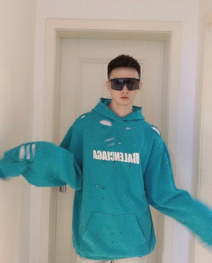 ♻️💯Reference model picture for the upper body❤️The top tested version BALENCIAGA Balenciaga basic cracked sweatshirt and hoodie for male and female couples stars can be said to be the most popular item, and it has been popular on Xiaohongshu, Dewu and other major self-media e-commerce platforms. Heavy industrial craftsmanship tests the skills of lathes and printing techniques. Huge cost! Fabric: The outer fabric is made of 460g pure cotton fish scale terry fabric + the inner liner is 260g combed cotton. The weight of the ready-made garment exceeds 1kg, which can ❗️100%❗️ restore the drape of zp. The cost of fabric is over one hundred yuan. Washing process: After making the garment, the holes are polished by hand, and then washed to make it look old. The process is extremely complicated! There are more than 200 holes in the entire dress. The collar, cuffs, and hem are torn by hand (with pliers) rather than frayed. This is a more important detail.  Thread: dyed in the same vat with no color difference. Printing: made of special cracked material to achieve the ultimate in breathability and aesthetics! Just like the patterns on a turtle’s back, each one is different!  Accessories: Complete set of customized accessories + Sydney paper Size: XS-L (maximum wear: 230 catties) Color: blue black white purple red cyan P: 570