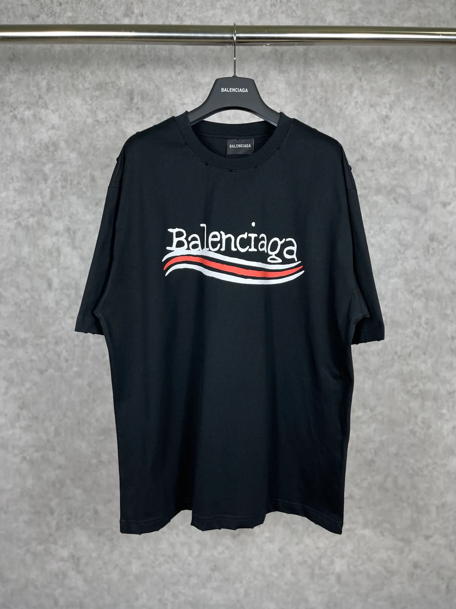 🅿️170 real photos [Top version. Official website quality] BALENCI*GA/Paris #New front and rear Coke classic LOGO graffiti rotten short-sleeved T-shirt #2023 spring and summer new style. Brick cabinet synchronization.                       The fabric is made of Paris ZP custom-woven and dyed cotton double yarn, with a weight of 260 grams. The cloth surface is clean. The cloth pattern is clear, soft and comfortable. It has good color fastness and is not easy to change color. The printing uses a circular machine to imitate hand-painted effects. There are no burrs. The color is returned to the original board and the brick cabinet is restored. The version adopts OS loose shoulder version. Same style for men and women. Code: BL223002 Color: black, white, colorful blue, yellow Size: XS S M L