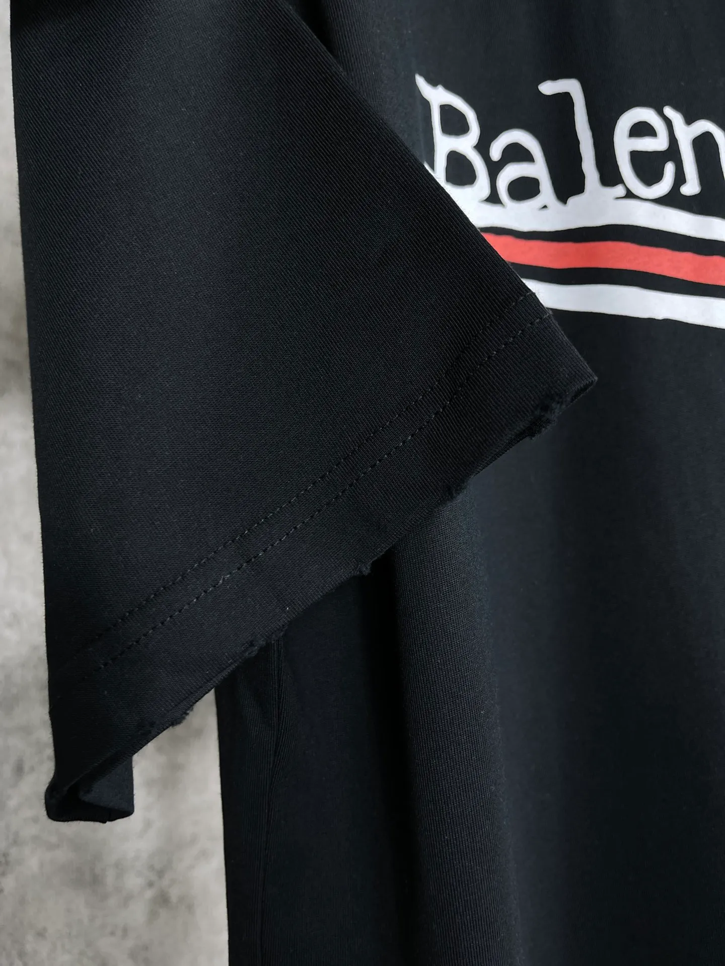 🅿️170 real photos [Top version. Official website quality] BALENCI*GA/Paris #New front and rear Coke classic LOGO graffiti rotten short-sleeved T-shirt #2023 spring and summer new style. Brick cabinet synchronization.                       The fabric is made of Paris ZP custom-woven and dyed cotton double yarn, with a weight of 260 grams. The cloth surface is clean. The cloth pattern is clear, soft and comfortable. It has good color fastness and is not easy to change color. The printing uses a circular machine to imitate hand-painted effects. There are no burrs. The color is returned to the original board and the brick cabinet is restored. The version adopts OS loose shoulder version. Same style for men and women. Code: BL223002 Color: black, white, colorful blue, yellow Size: XS S M L