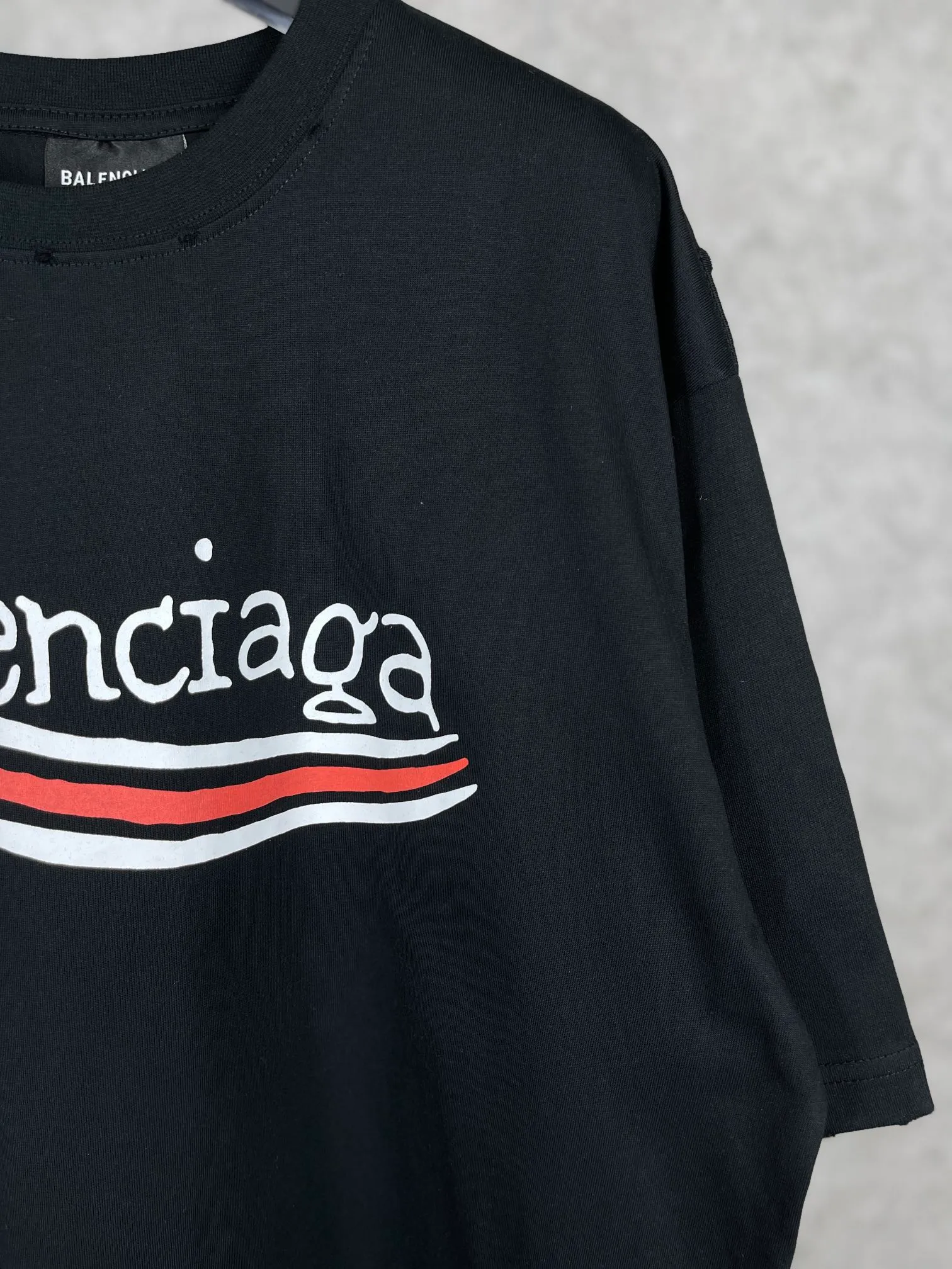 🅿️170 real photos [Top version. Official website quality] BALENCI*GA/Paris #New front and rear Coke classic LOGO graffiti rotten short-sleeved T-shirt #2023 spring and summer new style. Brick cabinet synchronization.                       The fabric is made of Paris ZP custom-woven and dyed cotton double yarn, with a weight of 260 grams. The cloth surface is clean. The cloth pattern is clear, soft and comfortable. It has good color fastness and is not easy to change color. The printing uses a circular machine to imitate hand-painted effects. There are no burrs. The color is returned to the original board and the brick cabinet is restored. The version adopts OS loose shoulder version. Same style for men and women. Code: BL223002 Color: black, white, colorful blue, yellow Size: XS S M L