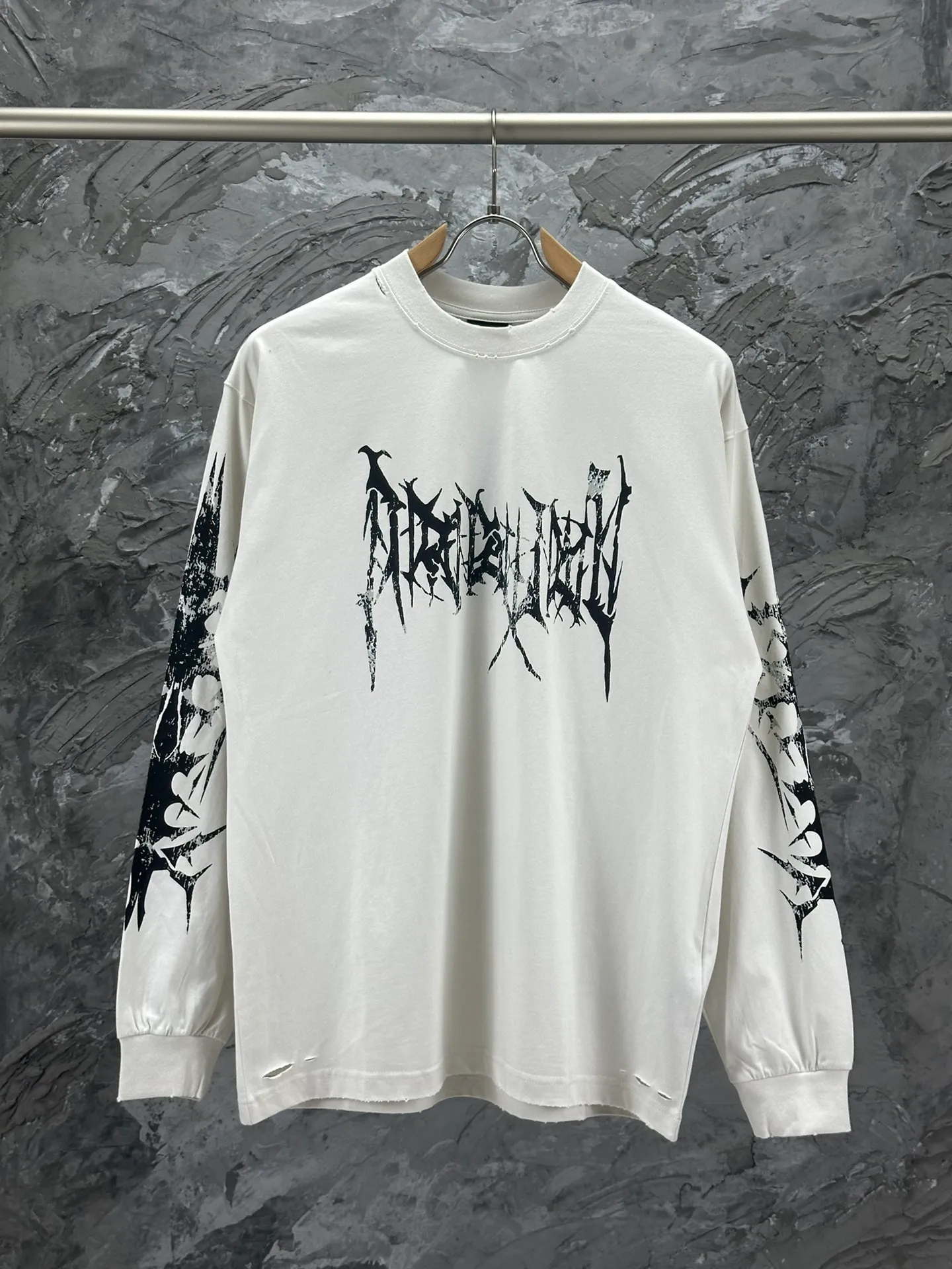 🅿️290 BALENCI*GA Paris Sanskrit cracked printed long sleeves. The fabric is made of Paris ZP custom-woven and dyed double-yarn pure cotton fabric 280g. The threads are custom-woven and dyed with no color difference. The front and back prints are cracked with environmentally friendly imported materials. The ready-made garments are washed in many places to make them worn and worn. Two high-temperature washes. Os drop-shoulder loose version. Same style for men and women -Color: off-white -SIZE: XS S M L Style number 8625#