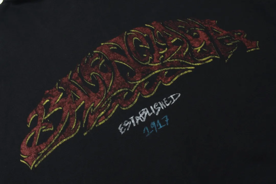 🅿️370 Detailed Picture [Top version. Official website quality] BALENCI*GA/Paris. 2024 latest flame graffiti direct-printed long-sleeved hooded zipper cardigan sweatshirt. Brick cabinet synchronization. ⚠️Difference market currency. YB development. The fabric is made of Paris ZP custom-woven and dyed 100% cotton double yarn compact cotton. The weight is 260 grams, the cloth surface is clean. The cloth pattern is clear, soft and comfortable. The threads are dyed with no color difference. The front and back printing adopts Kornit direct-injection printing pattern and adopts OS loose shoulder-dropping pattern. Same style for men and women. Code: BL238056 Color: dark gray blue. Pink Size: XS S M L