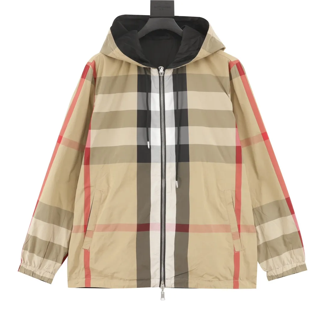 🅿️620 Burberry/Burberry classic large plaid double-sided hooded jacket. Custom-woven and dyed plaid fabric, with multiple alignment stitching operations throughout the body, causing great fabric loss! Compared with the damage of the old small plaid jacket, the alignment loss of the new large plaid jacket is calculated on a piece-by-piece basis. In order to align, all pieces are cut manually (that is, cut piece by piece by hand), which is extremely labor intensive, just to perfectly restore the original effect! Small details directly distinguish the off-the-shelf versions on the market! The black sided chest label is the new version of BBR's chest label, which took three times of pattern making and adjustment. There are no ready-made accessories on the market. Hardware drawstrings and other accessories are all independently customized, with new wash marks. The highest version, feel free to compare with the original version! Size：XS-L