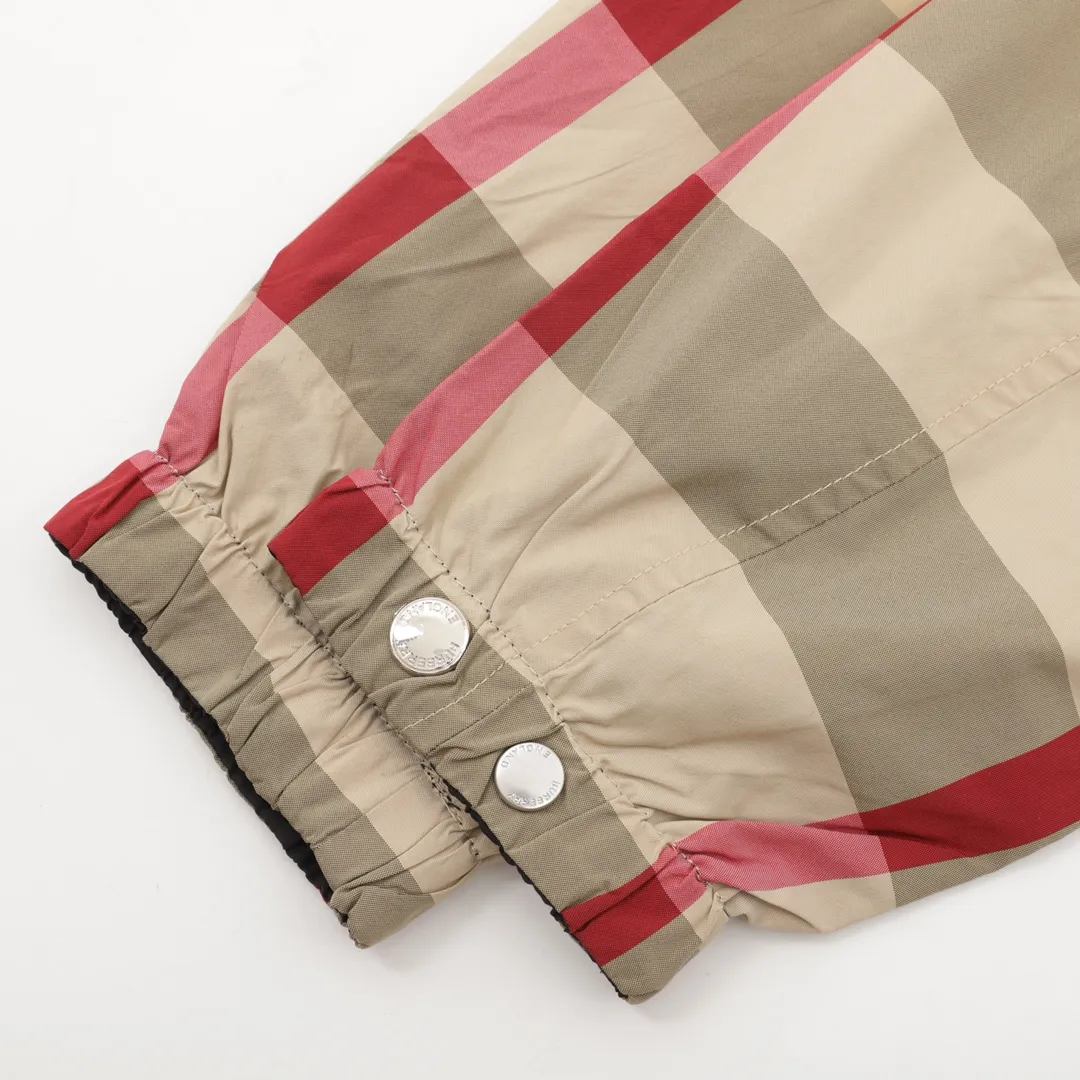🅿️620 Burberry/Burberry classic large plaid double-sided hooded jacket. Custom-woven and dyed plaid fabric, with multiple alignment stitching operations throughout the body, causing great fabric loss! Compared with the damage of the old small plaid jacket, the alignment loss of the new large plaid jacket is calculated on a piece-by-piece basis. In order to align, all pieces are cut manually (that is, cut piece by piece by hand), which is extremely labor intensive, just to perfectly restore the original effect! Small details directly distinguish the off-the-shelf versions on the market! The black sided chest label is the new version of BBR's chest label, which took three times of pattern making and adjustment. There are no ready-made accessories on the market. Hardware drawstrings and other accessories are all independently customized, with new wash marks. The highest version, feel free to compare with the original version! Size：XS-L