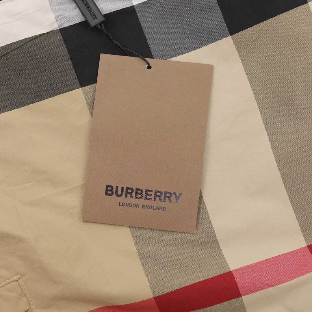 🅿️620 Burberry/Burberry classic large plaid double-sided hooded jacket. Custom-woven and dyed plaid fabric, with multiple alignment stitching operations throughout the body, causing great fabric loss! Compared with the damage of the old small plaid jacket, the alignment loss of the new large plaid jacket is calculated on a piece-by-piece basis. In order to align, all pieces are cut manually (that is, cut piece by piece by hand), which is extremely labor intensive, just to perfectly restore the original effect! Small details directly distinguish the off-the-shelf versions on the market! The black sided chest label is the new version of BBR's chest label, which took three times of pattern making and adjustment. There are no ready-made accessories on the market. Hardware drawstrings and other accessories are all independently customized, with new wash marks. The highest version, feel free to compare with the original version! Size：XS-L