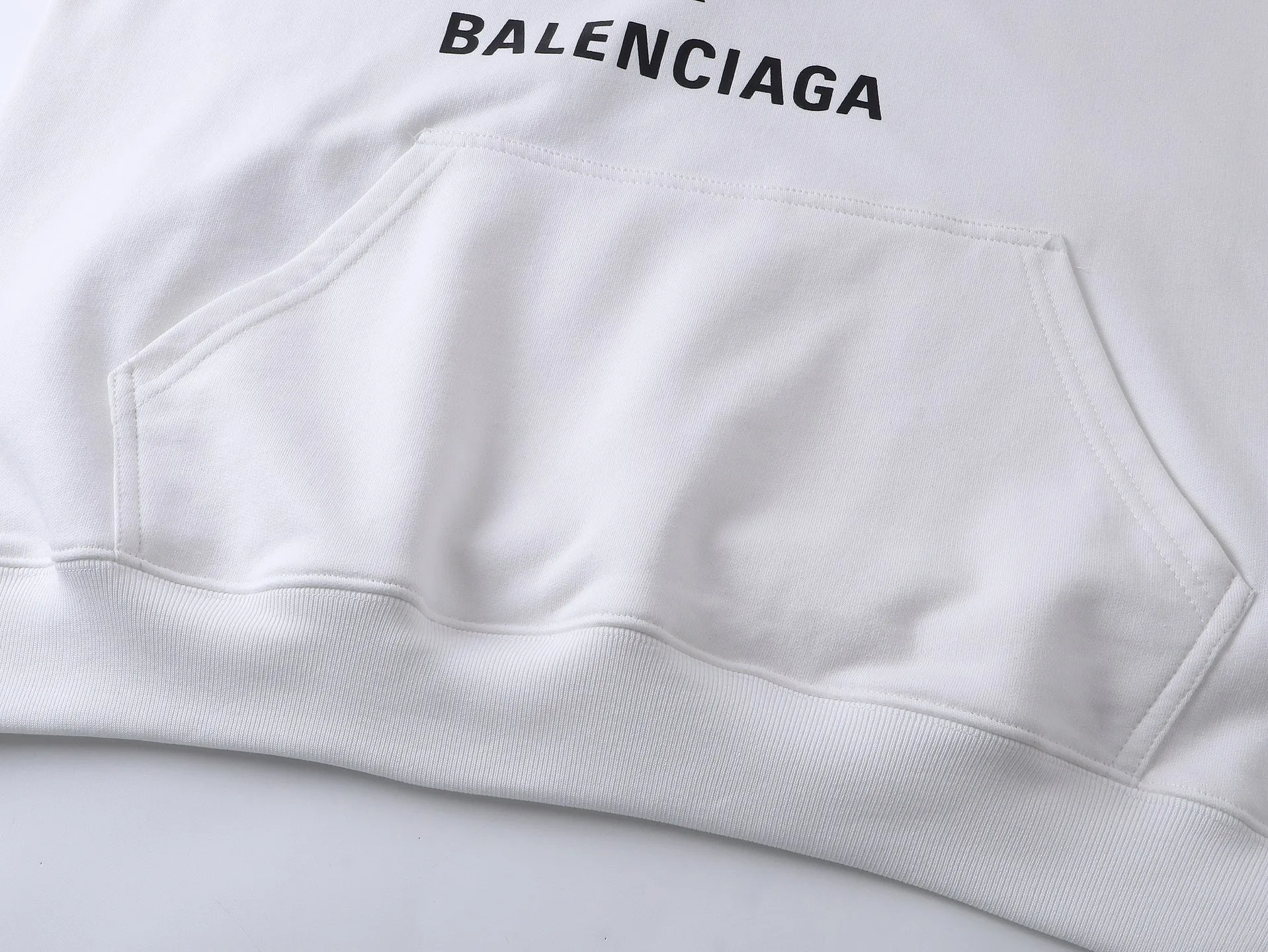 🅿️330 real photos [Top version. Official website quality] BALENCI*GA/Paris. SS25 latest model, Balenciaxx art multi-branded printed hooded sweatshirt. Brick cabinet synchronization. Genuine product developed in the first time, happy to print and compare! The fabric is made of Paris ZP custom-woven and dyed cotton sweatshirt. Weighing 460 grams, the cloth surface is clean. The cloth pattern is clear, soft and comfortable. The threads are dyed with no color difference. The printing uses environmentally friendly imported materials. The letters are clear and the effect is three-dimensional. The version adopts OS loose shoulder design. Same style for men and women. Code: BL258962 Color: black, white Size: XS S M L