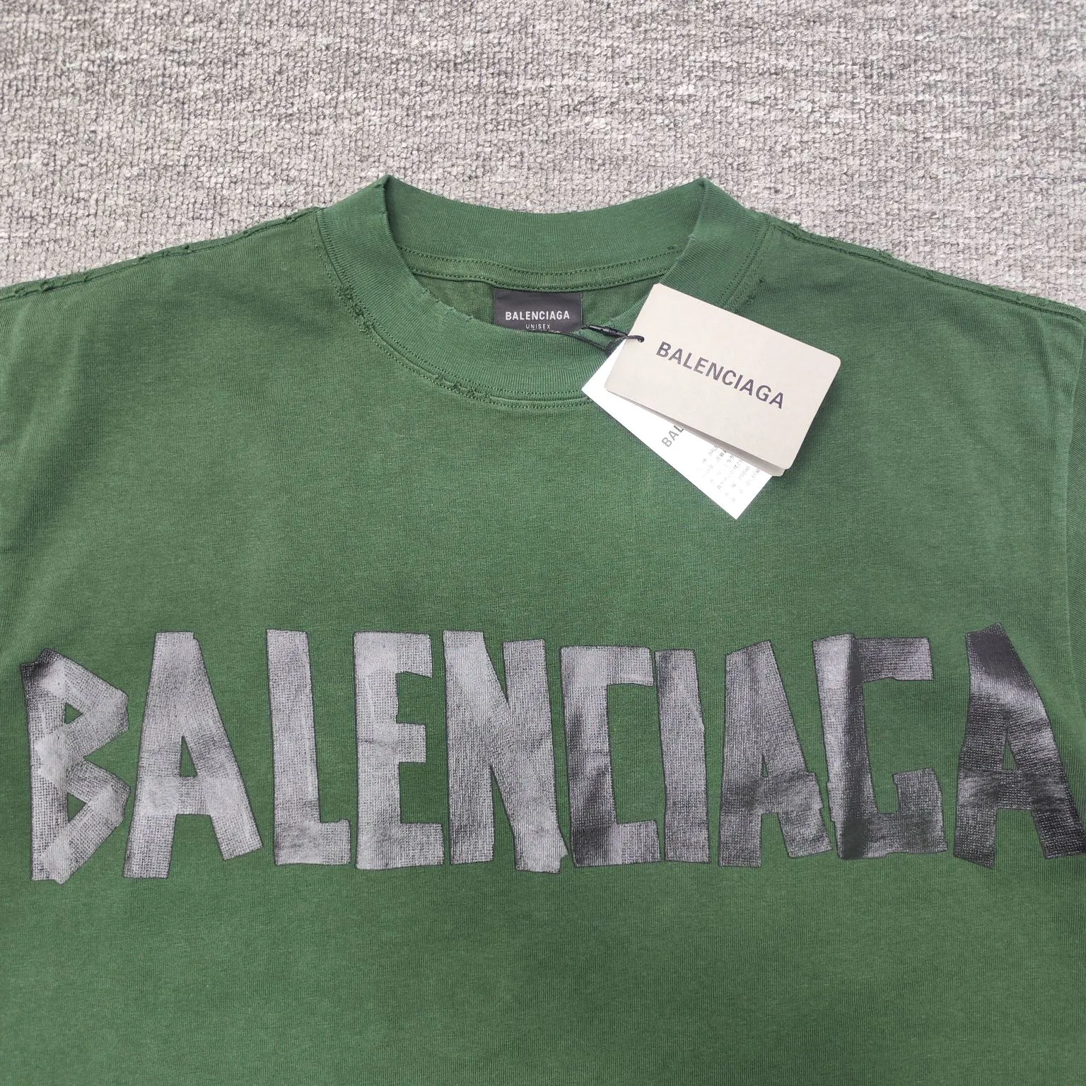 [Breaking new arrival] Top quality BALENCIAGA Paris spring and summer latest tape print washed and worn male and female couple star same style short sleeves 23ss tape tye black retro plain fabric medium version short sleeves Paris' new season's products have added the elements of artistic tape stickers, hot rhinestones and post-it notes, changing the previous minimalist printing style, this time the creativity is really laborious. The micro-OS style is friendly to both men and women. The fixed yarn and washed cotton are soft and waxy and resistant to damage. The slightly distressed worn details are a no-brainer for me who likes 𝐕𝐢𝐧𝐭𝐚𝐠𝐞. There are two styles of front and back printing. The front is like paper tape, and the back is a bright yellow graffiti painting effect, which has a strong impact on people. It looks great with denim overalls, and it’s super cool for girls to wear it with their lower body missing. Original custom-woven and dyed pure cotton material, heavily distressed. Counter 1/1; This product has a unisex design. The same oversize version for men and women·Tape Type logo on the front and back. It is characterized by heavy wear and washable effect. Color: dark green P; 140 Size: XS-L