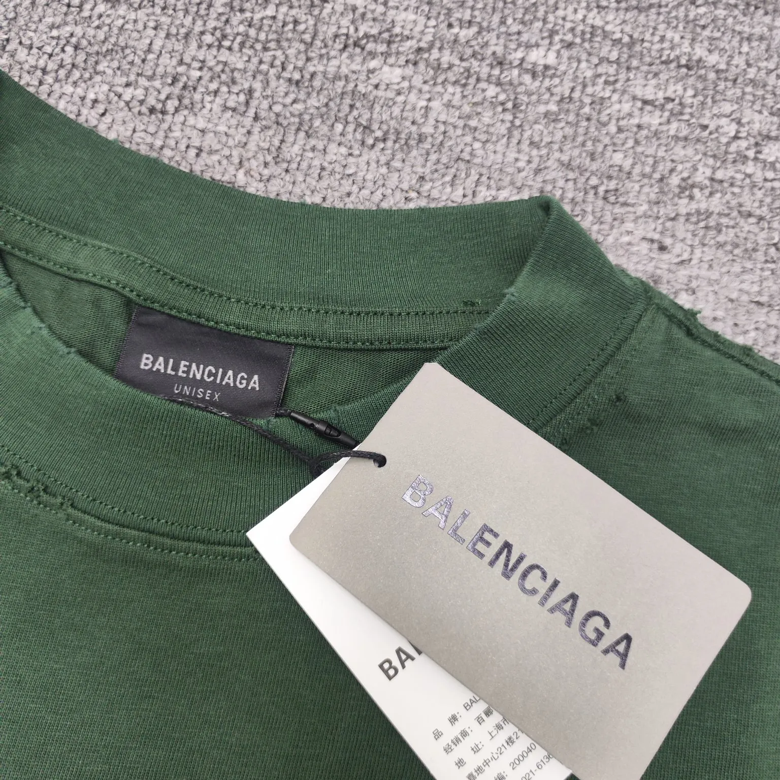 [Breaking new arrival] Top quality BALENCIAGA Paris spring and summer latest tape print washed and worn male and female couple star same style short sleeves 23ss tape tye black retro plain fabric medium version short sleeves Paris' new season's products have added the elements of artistic tape stickers, hot rhinestones and post-it notes, changing the previous minimalist printing style, this time the creativity is really laborious. The micro-OS style is friendly to both men and women. The fixed yarn and washed cotton are soft and waxy and resistant to damage. The slightly distressed worn details are a no-brainer for me who likes 𝐕𝐢𝐧𝐭𝐚𝐠𝐞. There are two styles of front and back printing. The front is like paper tape, and the back is a bright yellow graffiti painting effect, which has a strong impact on people. It looks great with denim overalls, and it’s super cool for girls to wear it with their lower body missing. Original custom-woven and dyed pure cotton material, heavily distressed. Counter 1/1; This product has a unisex design. The same oversize version for men and women·Tape Type logo on the front and back. It is characterized by heavy wear and washable effect. Color: dark green P; 140 Size: XS-L