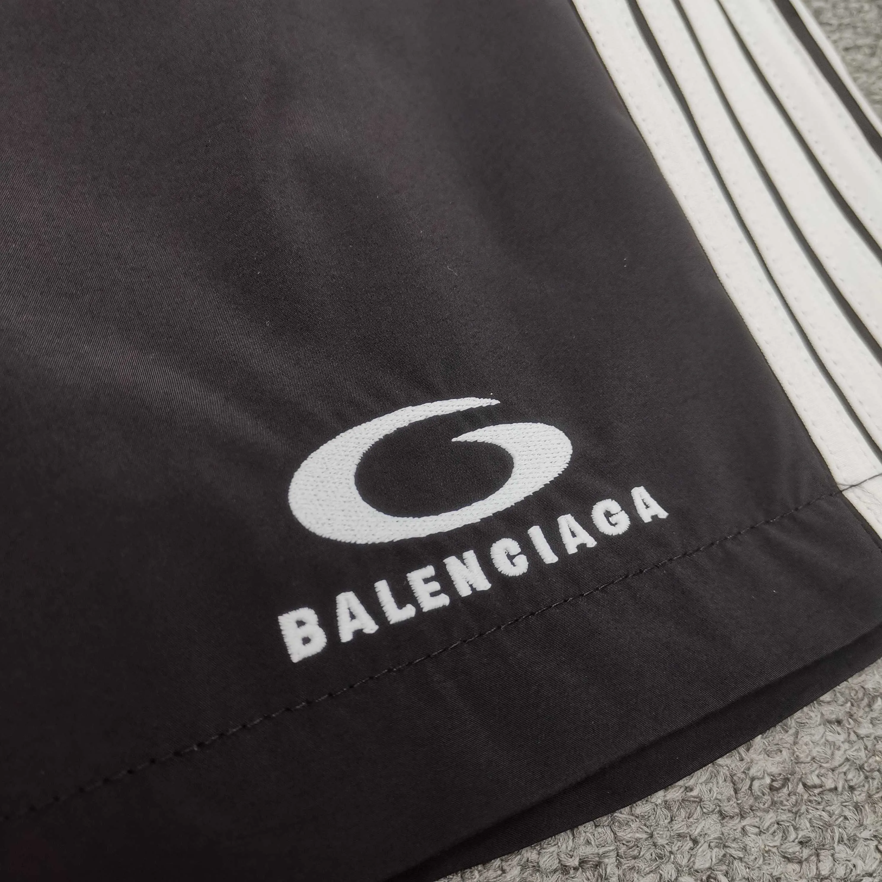 [Top version. Official website quality] BALENCI*GA/Paris classic LOGO embroidery, side drawstring nylon shorts, mesh lining, side splicing drawstrings, extra heavy craftsmanship. SS25 latest model. Research and development at the first time, different market currencies. Comparisons welcome. The fabric is made of nylon quick-drying custom-woven sports fabric, which is moisture-wicking and comfortable. The embroidery is done using imported Tajima embroidery machines. The pattern letters are clear, three-dimensional and without burrs. Different market currencies. Comparisons welcome. The version adopts a loose version. The same style for men and women. Color: Black Size: XS S M L P290