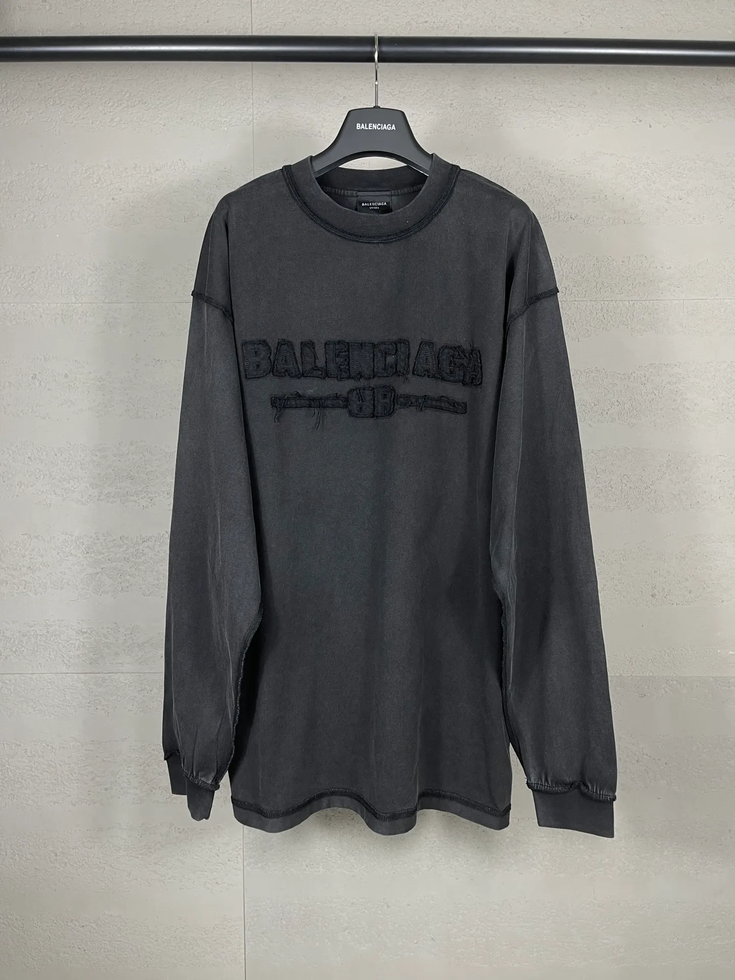 🅿️230 real photos [Top version. Official website quality] BALENCI*GA/Paris #2025 new letter LOGO chest patch embroidered washed long-sleeved long-sleeved T-shirt, ready-made garments are stitched on the reverse side, ready-made garments are washed, full of design sense. Welcome to compare. The fabric is made of Paris ZP custom-woven and dyed cotton double yarn, weighing 260 grams, the cloth surface is clean. The cloth pattern is clear, soft and comfortable. The threads are dyed with no color difference. The classic letter LOGO is embroidered with imported Tajima embroidery machine. The effect is three-dimensional. Restore brick cabinets, adopt OS loose shoulder style. Same style for men and women. Code: BL255075 Color: washed black Size: XS S M L
