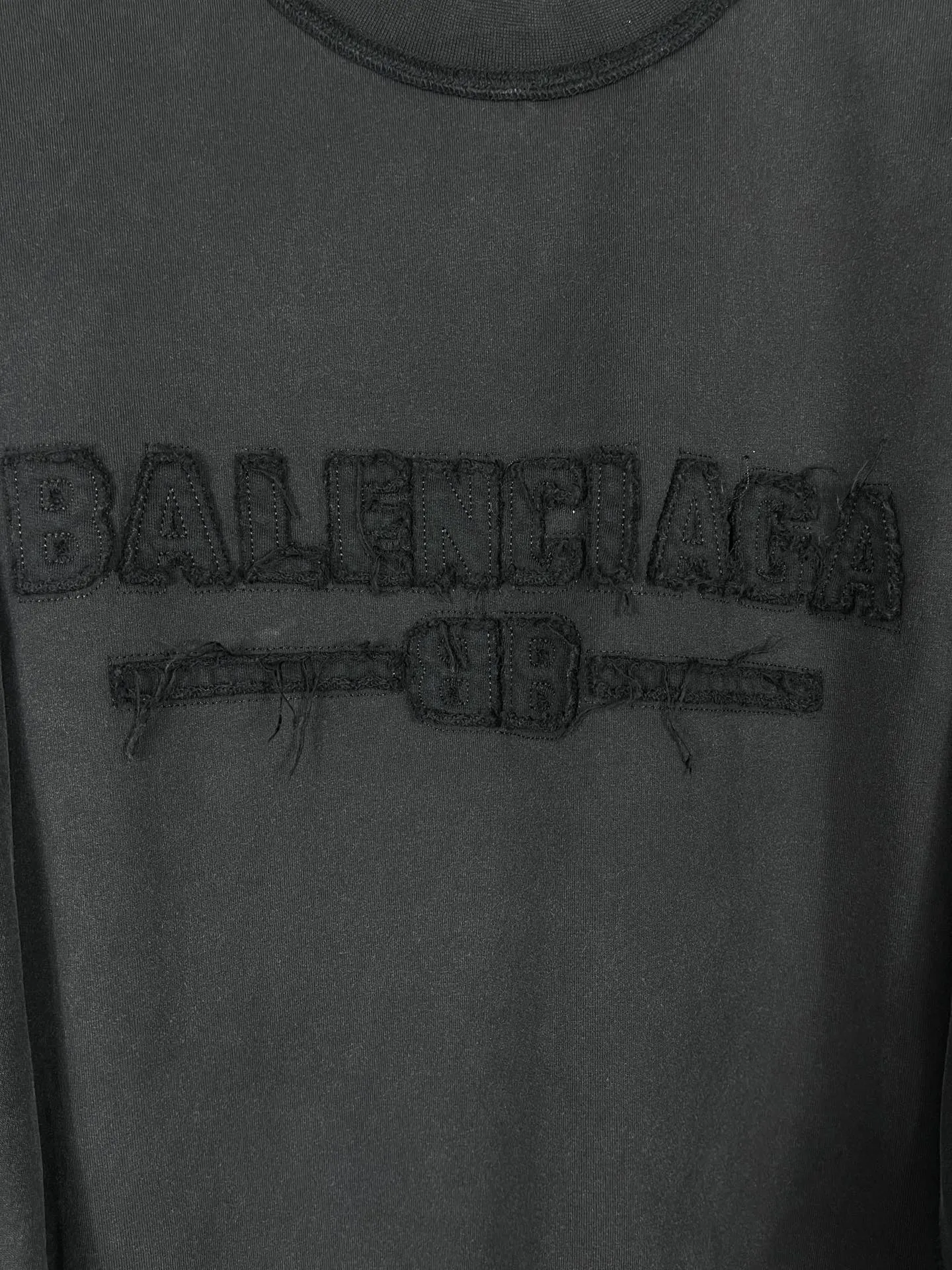 🅿️230 real photos [Top version. Official website quality] BALENCI*GA/Paris #2025 new letter LOGO chest patch embroidered washed long-sleeved long-sleeved T-shirt, ready-made garments are stitched on the reverse side, ready-made garments are washed, full of design sense. Welcome to compare. The fabric is made of Paris ZP custom-woven and dyed cotton double yarn, weighing 260 grams, the cloth surface is clean. The cloth pattern is clear, soft and comfortable. The threads are dyed with no color difference. The classic letter LOGO is embroidered with imported Tajima embroidery machine. The effect is three-dimensional. Restore brick cabinets, adopt OS loose shoulder style. Same style for men and women. Code: BL255075 Color: washed black Size: XS S M L