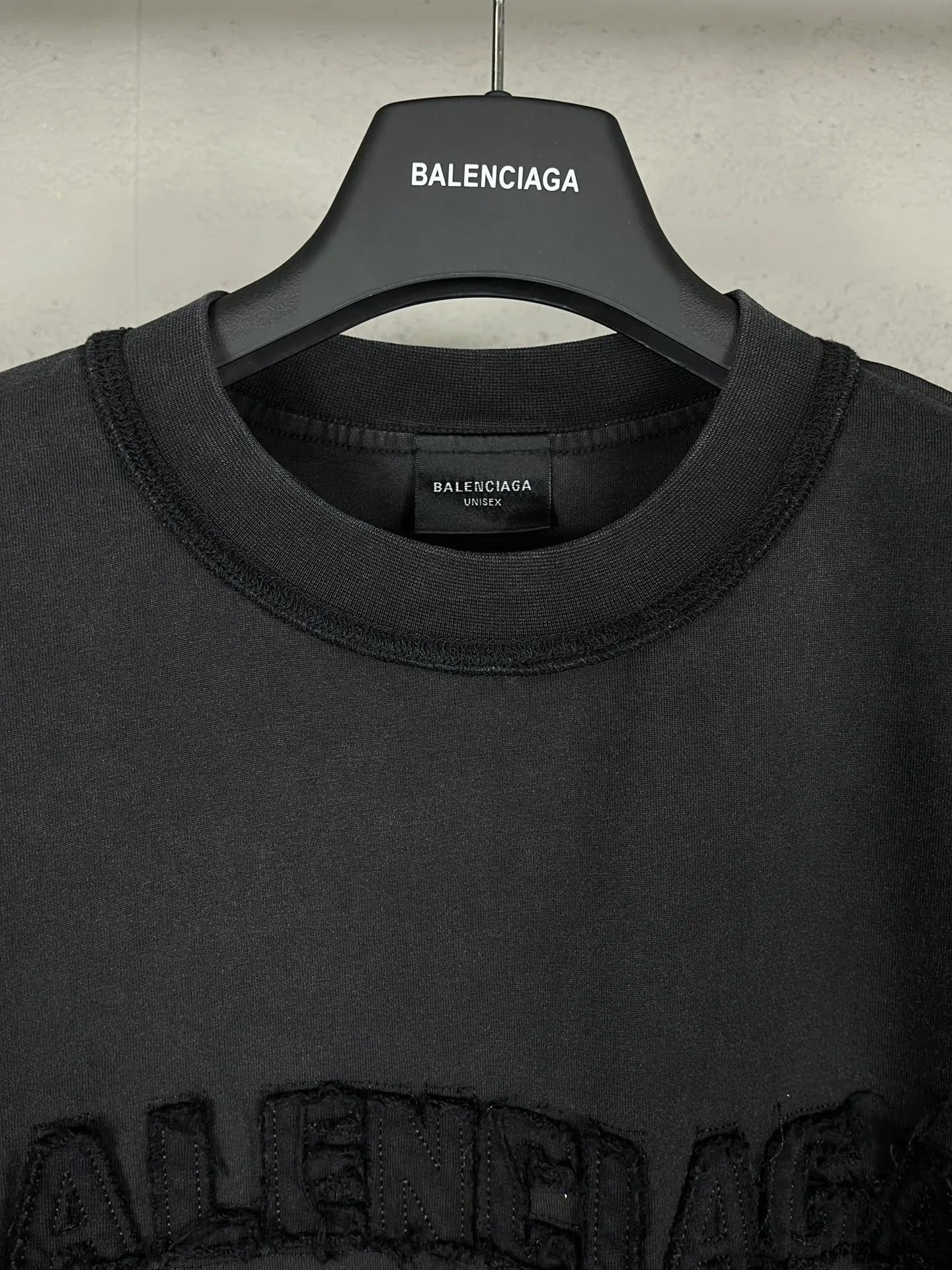 🅿️230 real photos [Top version. Official website quality] BALENCI*GA/Paris #2025 new letter LOGO chest patch embroidered washed long-sleeved long-sleeved T-shirt, ready-made garments are stitched on the reverse side, ready-made garments are washed, full of design sense. Welcome to compare. The fabric is made of Paris ZP custom-woven and dyed cotton double yarn, weighing 260 grams, the cloth surface is clean. The cloth pattern is clear, soft and comfortable. The threads are dyed with no color difference. The classic letter LOGO is embroidered with imported Tajima embroidery machine. The effect is three-dimensional. Restore brick cabinets, adopt OS loose shoulder style. Same style for men and women. Code: BL255075 Color: washed black Size: XS S M L