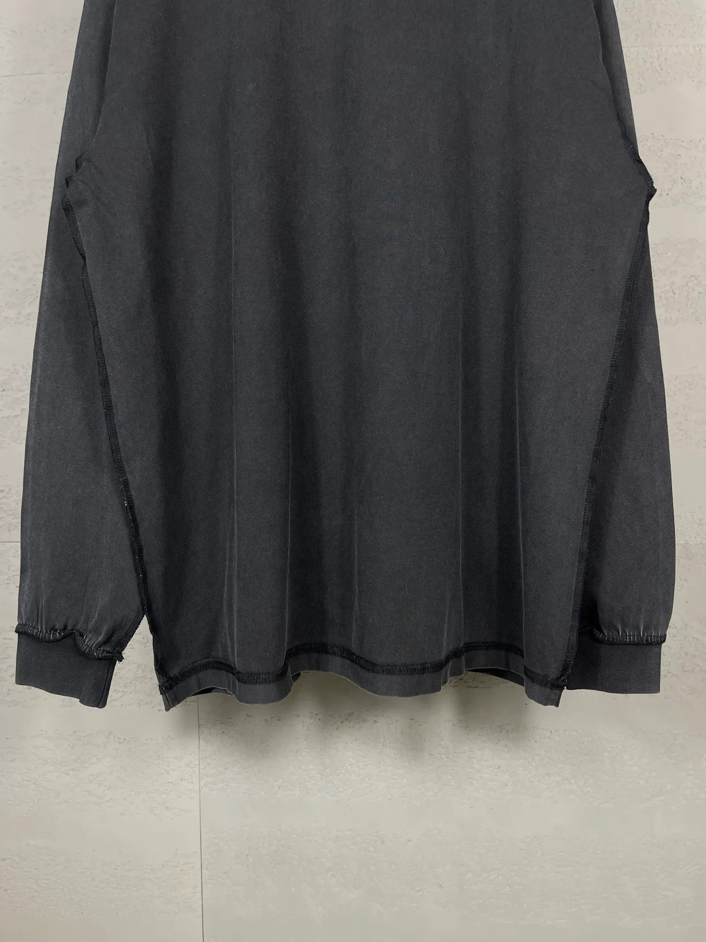 🅿️230 real photos [Top version. Official website quality] BALENCI*GA/Paris #2025 new letter LOGO chest patch embroidered washed long-sleeved long-sleeved T-shirt, ready-made garments are stitched on the reverse side, ready-made garments are washed, full of design sense. Welcome to compare. The fabric is made of Paris ZP custom-woven and dyed cotton double yarn, weighing 260 grams, the cloth surface is clean. The cloth pattern is clear, soft and comfortable. The threads are dyed with no color difference. The classic letter LOGO is embroidered with imported Tajima embroidery machine. The effect is three-dimensional. Restore brick cabinets, adopt OS loose shoulder style. Same style for men and women. Code: BL255075 Color: washed black Size: XS S M L