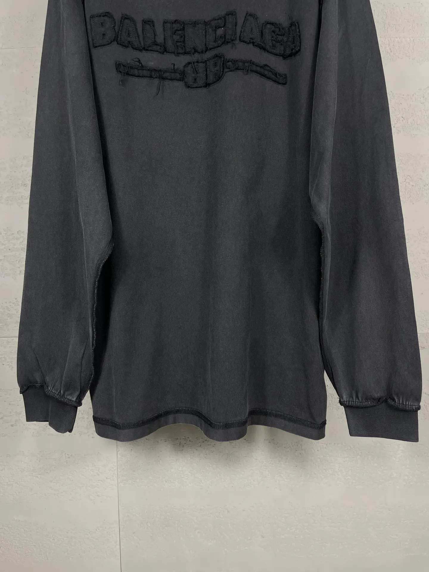🅿️230 real photos [Top version. Official website quality] BALENCI*GA/Paris #2025 new letter LOGO chest patch embroidered washed long-sleeved long-sleeved T-shirt, ready-made garments are stitched on the reverse side, ready-made garments are washed, full of design sense. Welcome to compare. The fabric is made of Paris ZP custom-woven and dyed cotton double yarn, weighing 260 grams, the cloth surface is clean. The cloth pattern is clear, soft and comfortable. The threads are dyed with no color difference. The classic letter LOGO is embroidered with imported Tajima embroidery machine. The effect is three-dimensional. Restore brick cabinets, adopt OS loose shoulder style. Same style for men and women. Code: BL255075 Color: washed black Size: XS S M L