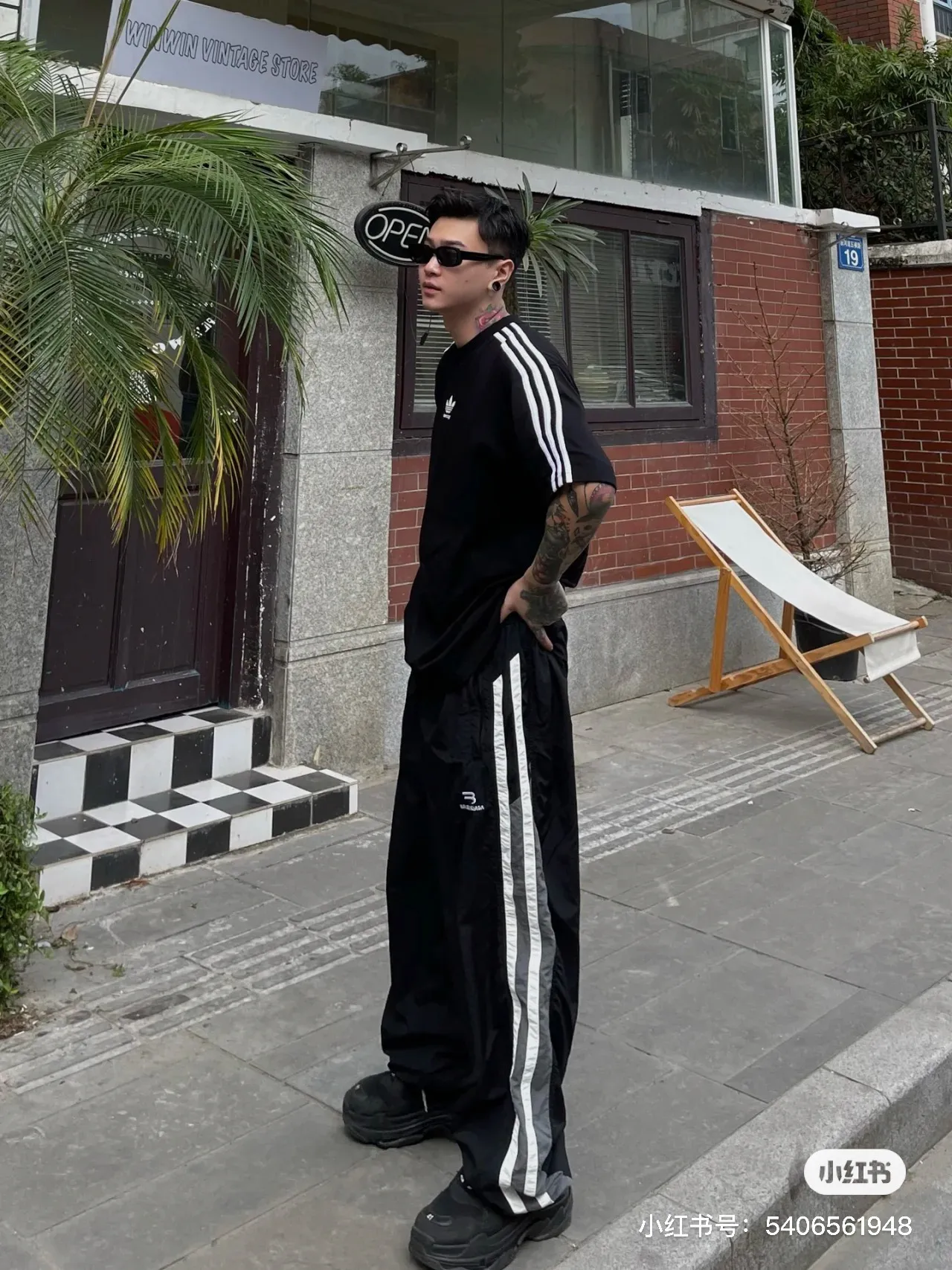 ♻️💯Reference model picture for the upper body❤️Top tested version 𝐁A𝐋EN𝐂IA𝐆A/Balenciaga three-ribbon classic co-branded T-shirt Fabric: Double yarn 32 counts 240 grams - counter synchronization #The highest version on the market The original development of custom-woven fabrics is washed and treated. The texture is full of thickness. The texture is different from market products. Highly restored. #Original mold opening. Use imported elliptical machine printing. Each print is aligned neatly. No burrs. Hand-printed front and rear panels. Precision mesh production screen. Imported environmentally friendly slurry scraping. Letters are clearly restored. Letter spacing. The size is consistent with the original version. Highly restored 23ss. Best-selling model on the market. Same style for men and women. Size: xs s m l Color: black white P: 290