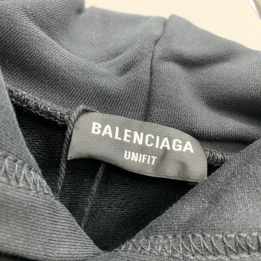 Top tested version BALENCIAGA 23ss autumn and winter new heavy hooded sweatshirt Paris hooded sweatshirt (big drop shoulder style) Original fabric official same style 440g double-strand large terry fabric dyed in the same vat. The wet weight can reach 460g. It feels very comfortable. The latest brick cabinets in autumn and winter are synchronized. Fashionable and individual. A super versatile and good-looking sweatshirt. Very suitable for both men and women. A must-have for everyone. Tag, collar label, washed wheat. Complete three standards, packaging Sydney paper [1:1 original production, high control of details] Fabric: 440g double-strand large terry Color: Black White Size: XS-L P:430