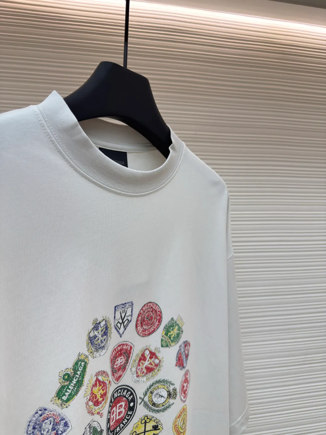 Balenciaga collection of trademark printed round neck short sleeves ●Original version: Purchased and developed at 3730 ●Item number: 1680781-A10 ●Fabric: Retro jersey fabric ●Technology: Glue printing ●Version: Loose version ●Weight: about 235 grams ●Size: Thread, 270g. 24S fabric is a medium-to-thick yarn, suitable for creating thick, crisp fabrics with a slightly rough texture, which is in line with the "natural and original" effect pursued by retro style. The texture is soft, breathable and elastic, suitable for close-fitting wear and able to create a simple and smooth silhouette. The loose silhouette design details with a retro feel are reflected through old textures, faded processing, and classic tailoring. Dark floral dot multi-layer overlay printing is an advanced printing technology that combines fine patterns and three-dimensional layers. Its core is to use high-mesh dot plate making to overprint transparent or light-colored printing paste on the fabric base multiple times with micron-level precision. Each overlay is accurately aligned to form a faint dark flower texture. The printing pattern does not rely on bright colors, but creates subtle light and shadow gradients and tactile layering on the surface of the fabric through the thickness difference of slurry accumulation and light refraction. The pattern shows subtle changes at different angles, combining visual depth and long-lasting washability. Oversize loose silhouette design, basic round neckline, dropped shoulder line, vertical pit woven code from top to bottom, collar, cuffs, and hem all have ruffles, and the sleeve length is longer to highlight the details. The thickness of the ready-made garment is the same as the original version, and it is additionally shaped to make the upper body wider and not easily deformed. The overall wiring is straight and delicate, the fabric is comfortable and soft, and the color is consistent without color difference. It can be matched with the same style to create a fashionable look and control various occasions. Customized accessories, complete with three standards, same style for men and women!