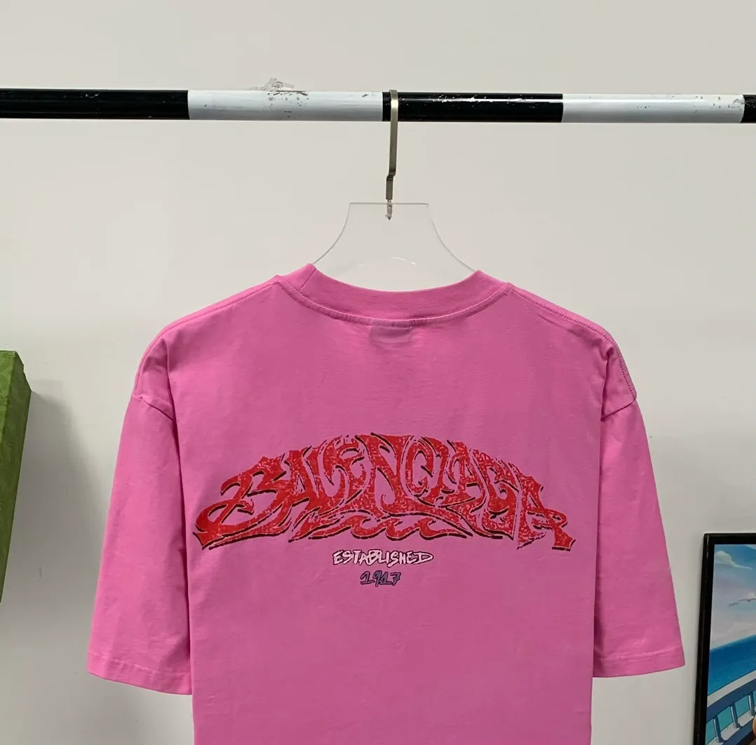 The top tested version Balenciaga 24SS flame graffiti letters distressed printed short-sleeved T-shirt. The fabric is made of 240 grams of smooth pure cotton double yarn. It is high in weight and is still cool and comfortable to wear. Balenciaga 23SS flame graffiti letters LOGO short-sleeved T-shirt! You must not miss the explosive power of this fashion! This T-shirt is really too stylish, the letter LOGO and flame graffiti are perfectly integrated together, igniting the passion for fashion! Not only It can show your personality and add a bit of rebellious and flamboyant attitude to your overall look! Whether you are a street fashionista or a fairy who pursues fashion taste, this short-sleeved T-shirt can make you look cool in a different way! Moreover, its design and tailoring are very fitting, and the comfort cannot be ignored!” This T-shirt has long become the new darling of the fashion circle. Many stars and celebrities have fallen in love with it. Just search on Instagram and you will find countless fashionistas showing off this hot item! "Journey of Flame" makes itself the focus of street fashion and attracts everyone's attention! Thermoset ink printing uses chemical ink as pigment and requires high temperature drying to solidify the ink onto the fabric for a unique aged effect‼ ️ 🤩Made of custom-woven pure cotton fabric, it is close-fitting and comfortable, and has a first-class feel! The loose fit creates an oversize silhouette, and the small neckline design is very slim, and is more popular among young men and women 🙋🏻‍♀️! The ribbed round neck and retro plain fabric mid-cut design create a unique style and charm! The upper body shape is not flattering, and it can be worn with a couple outfit! Color: distressed pink, washed black, size S～XL p:270