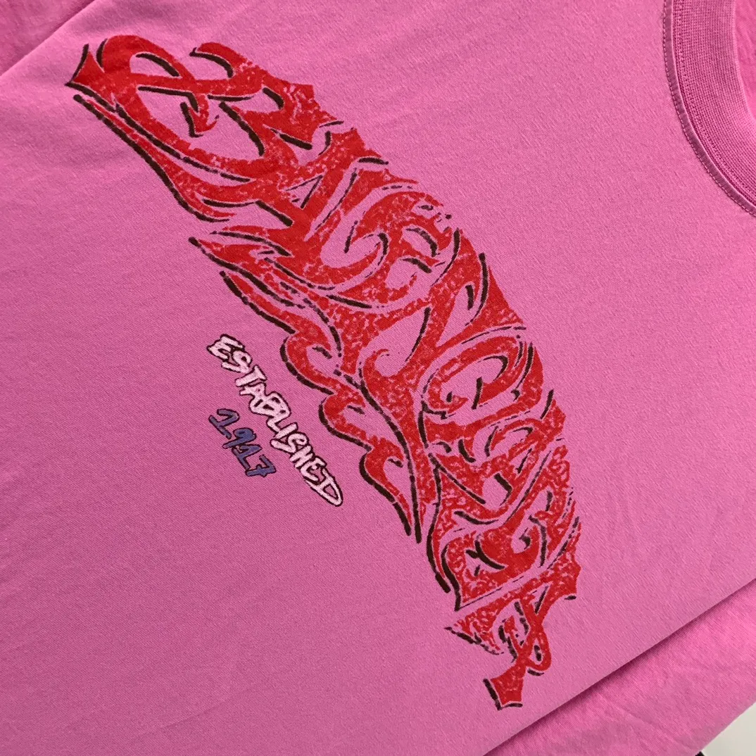 The top tested version Balenciaga 24SS flame graffiti letters distressed printed short-sleeved T-shirt. The fabric is made of 240 grams of smooth pure cotton double yarn. It is high in weight and is still cool and comfortable to wear. Balenciaga 23SS flame graffiti letters LOGO short-sleeved T-shirt! You must not miss the explosive power of this fashion! This T-shirt is really too stylish, the letter LOGO and flame graffiti are perfectly integrated together, igniting the passion for fashion! Not only It can show your personality and add a bit of rebellious and flamboyant attitude to your overall look! Whether you are a street fashionista or a fairy who pursues fashion taste, this short-sleeved T-shirt can make you look cool in a different way! Moreover, its design and tailoring are very fitting, and the comfort cannot be ignored!” This T-shirt has long become the new darling of the fashion circle. Many stars and celebrities have fallen in love with it. Just search on Instagram and you will find countless fashionistas showing off this hot item! "Journey of Flame" makes itself the focus of street fashion and attracts everyone's attention! Thermoset ink printing uses chemical ink as pigment and requires high temperature drying to solidify the ink onto the fabric for a unique aged effect‼ ️ 🤩Made of custom-woven pure cotton fabric, it is close-fitting and comfortable, and has a first-class feel! The loose fit creates an oversize silhouette, and the small neckline design is very slim, and is more popular among young men and women 🙋🏻‍♀️! The ribbed round neck and retro plain fabric mid-cut design create a unique style and charm! The upper body shape is not flattering, and it can be worn with a couple outfit! Color: distressed pink, washed black, size S～XL p:270