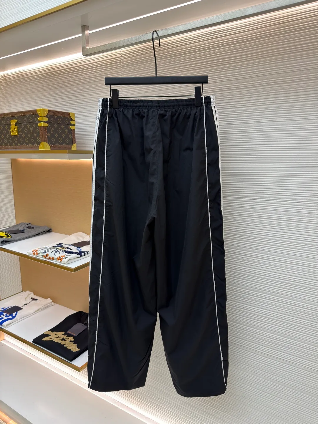 Balenciaga five-striped trousers ●Original version: Purchased and developed for 7999 ●Item number: 1681129-B05 ●Material: nylon fabric ●Technology: embroidery production ●Version: loose version ●Weight: about 520 grams ●Size: XS-S-M ●Description: The fabric is made of high-quality 200D nylon cotton fabric. The inner mesh is more breathable and comfortable. It is different from ready-made fabrics in the market. It is three times the price of ordinary fabrics in the market. The embroidery adopts imported Behringer, precise operation with thousands of needle density, hardware accessories, and zipper slider mold opening and customization. The overall wiring is straight and delicate, the fabric is comfortable and soft, and the color is consistent without color difference. It can be matched with the same style to create a fashionable look and control various occasions. Customized accessories, complete with three standards, same style for men and women!