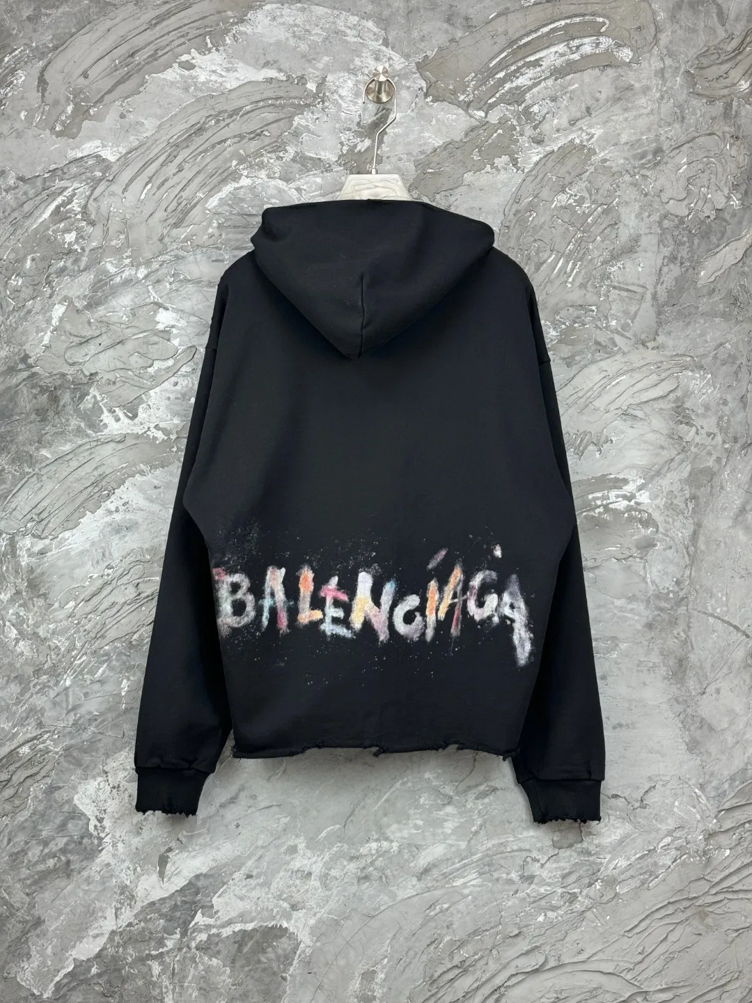 🅿️400 BALENCI*GA Paris embroidered wheat ear classic pattern hooded sweatshirt. The front embroidery uses an imported Tajima embroidery machine. The back letters are hand-painted graffiti color collision technology. The hand-made master positions and grinds at fixed points. Customized matching hardware. The letters are clear. The effect is three-dimensional. Exclusively pattern-woven and dyed 460g fabric. Threads are dyed in the same vat with zero color difference. Brick cabinet synchronization. Welcome to compare. Same style for men and women -Color: black -SIZE: Xs S M L style number 8989#