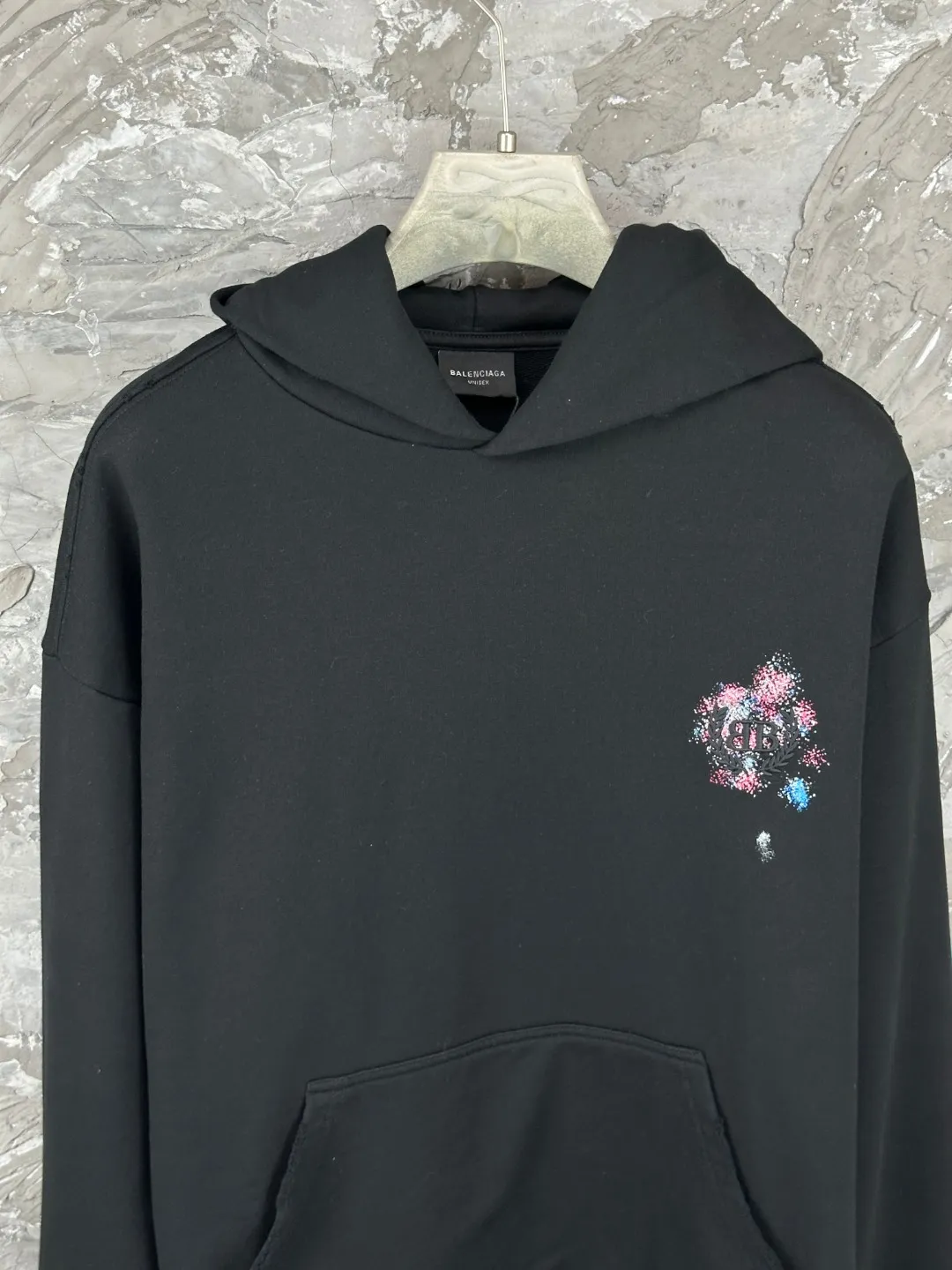🅿️400 BALENCI*GA Paris embroidered wheat ear classic pattern hooded sweatshirt. The front embroidery uses an imported Tajima embroidery machine. The back letters are hand-painted graffiti color collision technology. The hand-made master positions and grinds at fixed points. Customized matching hardware. The letters are clear. The effect is three-dimensional. Exclusively pattern-woven and dyed 460g fabric. Threads are dyed in the same vat with zero color difference. Brick cabinet synchronization. Welcome to compare. Same style for men and women -Color: black -SIZE: Xs S M L style number 8989#