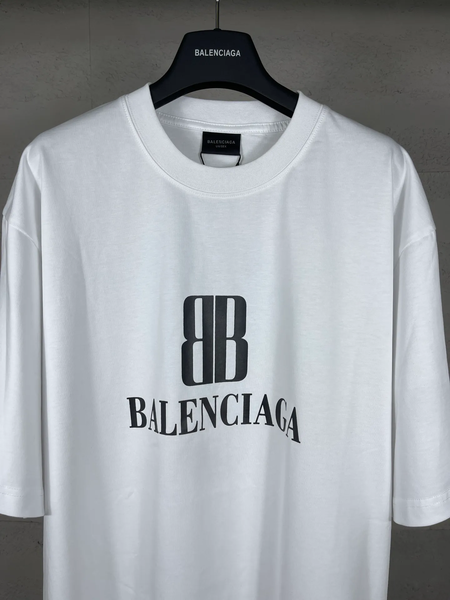 🅿️170 photos [Top version. Official website quality] BALENCI*GA/Paris. SS25 latest model, Paris new LOGO printed short-sleeved T-shirt. Brick cabinet synchronization. Genuine product developed at the first time, welcome to compare! The fabric is made of Paris ZP custom-woven and dyed cotton double yarn. Weighing 260 grams, the cloth surface is clean. The cloth pattern is clear, soft and comfortable. The threads are dyed with no color difference. The printing uses environmentally friendly imported rubber paddles. The letters are clear and the effect is three-dimensional. The version adopts OS loose shoulder design. Same style for men and women. Code: BL253705 Color: black, green, white Size: XS S M L