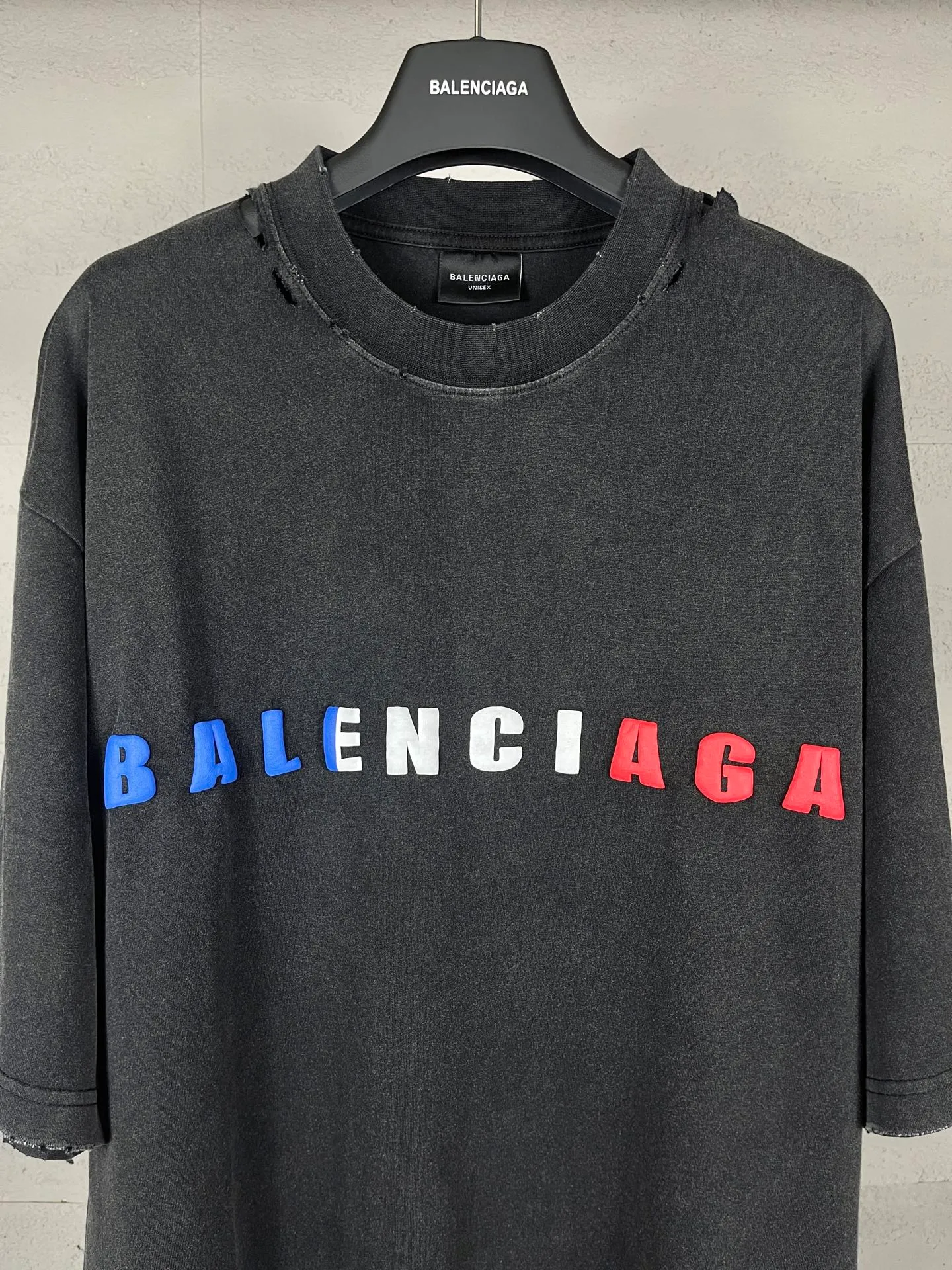 🅿️190 Detail Picture [Top version. Official website quality] BALENCI*GA/Paris. 25ss latest model. Paris English color LOGO foam printed washed and distressed short-sleeved T-shirt. Brick cabinet synchronization. The fabric is made of Paris ZP custom-woven and dyed 100% cotton double yarn compact cotton. The weight is 260 grams, the cloth surface is clean. The cloth pattern is clear, soft and comfortable, and the thread is dyed with no color difference. The classic pattern is foam printed using environmentally friendly imported materials, with clear letters and a strong three-dimensional feel. Restored brick cabinet. The garments were washed and aged, and polished by many hands. Produced by ultra-heavy craftsmanship, the market currency is very different, welcome to compare. The version adopts OS loose shoulder design. The same style for men and women. Code: BL253686 Color: black, floral gray Size: XS S M L