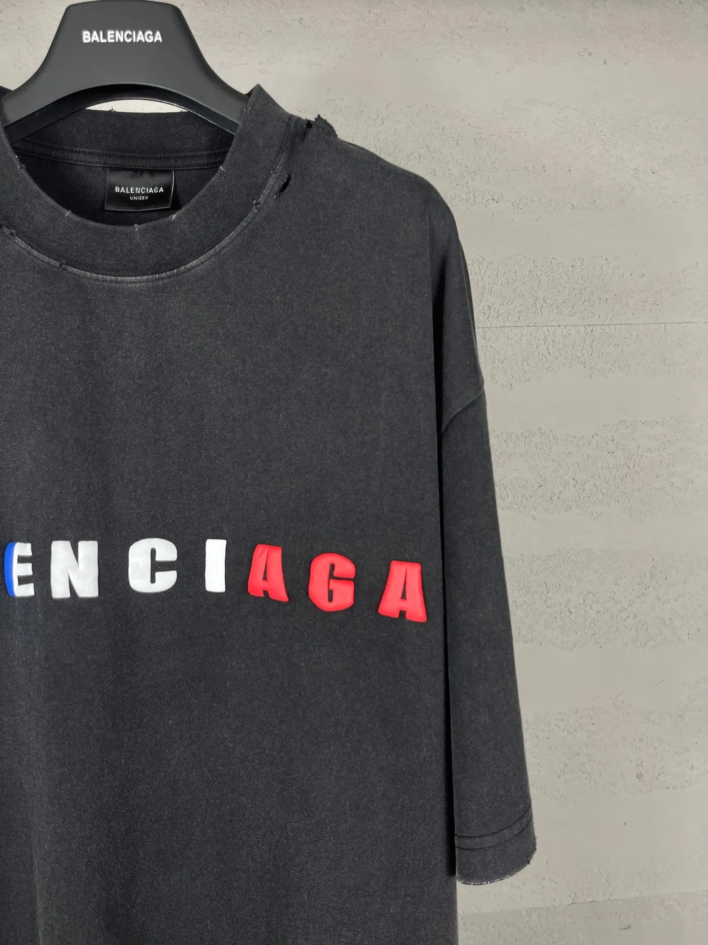 🅿️190 Detail Picture [Top version. Official website quality] BALENCI*GA/Paris. 25ss latest model. Paris English color LOGO foam printed washed and distressed short-sleeved T-shirt. Brick cabinet synchronization. The fabric is made of Paris ZP custom-woven and dyed 100% cotton double yarn compact cotton. The weight is 260 grams, the cloth surface is clean. The cloth pattern is clear, soft and comfortable, and the thread is dyed with no color difference. The classic pattern is foam printed using environmentally friendly imported materials, with clear letters and a strong three-dimensional feel. Restored brick cabinet. The garments were washed and aged, and polished by many hands. Produced by ultra-heavy craftsmanship, the market currency is very different, welcome to compare. The version adopts OS loose shoulder design. The same style for men and women. Code: BL253686 Color: black, floral gray Size: XS S M L